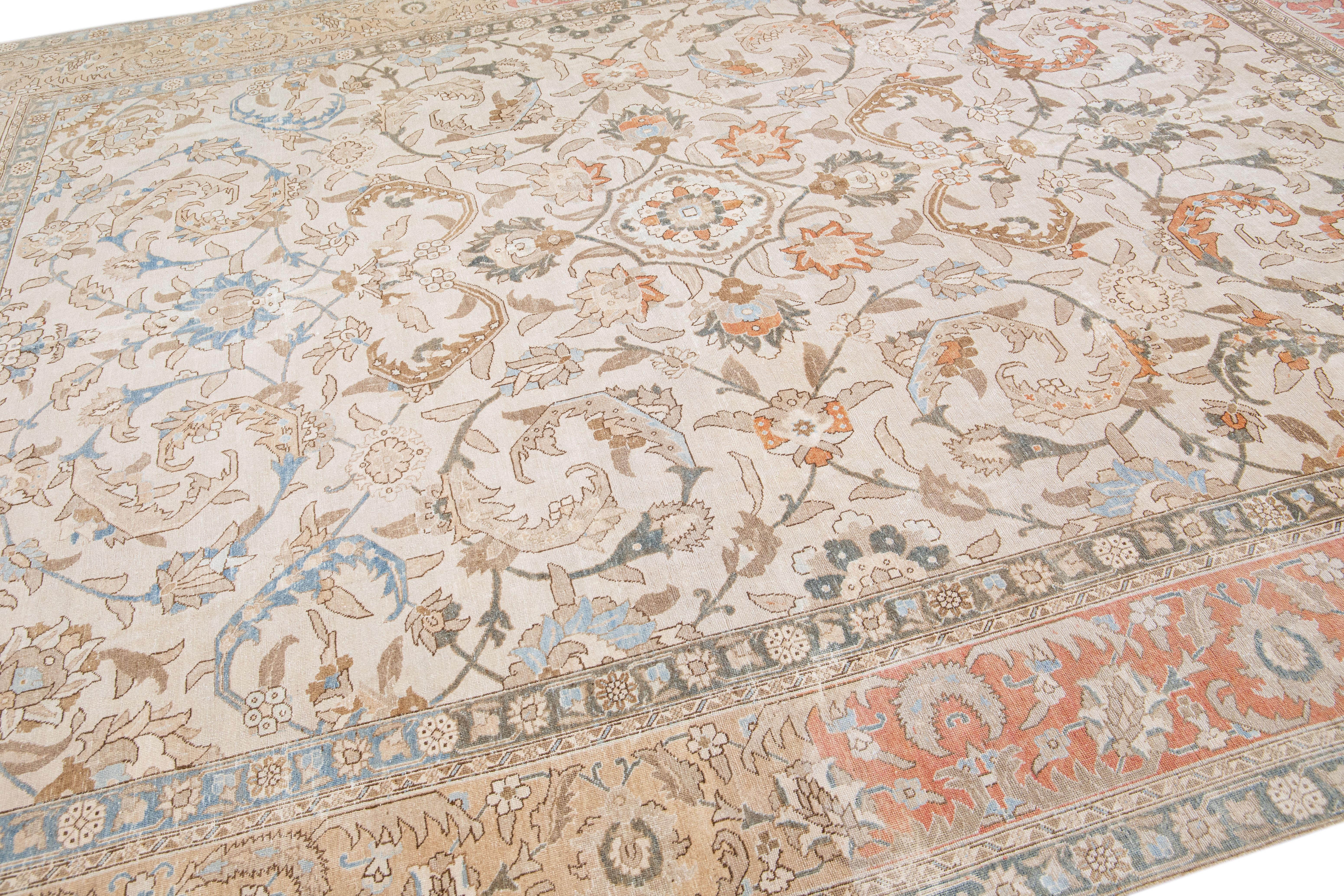 Laine Tapis persan ancien de Tabriz en laine beige à motifs floraux et médaillons, fait à la main en vente