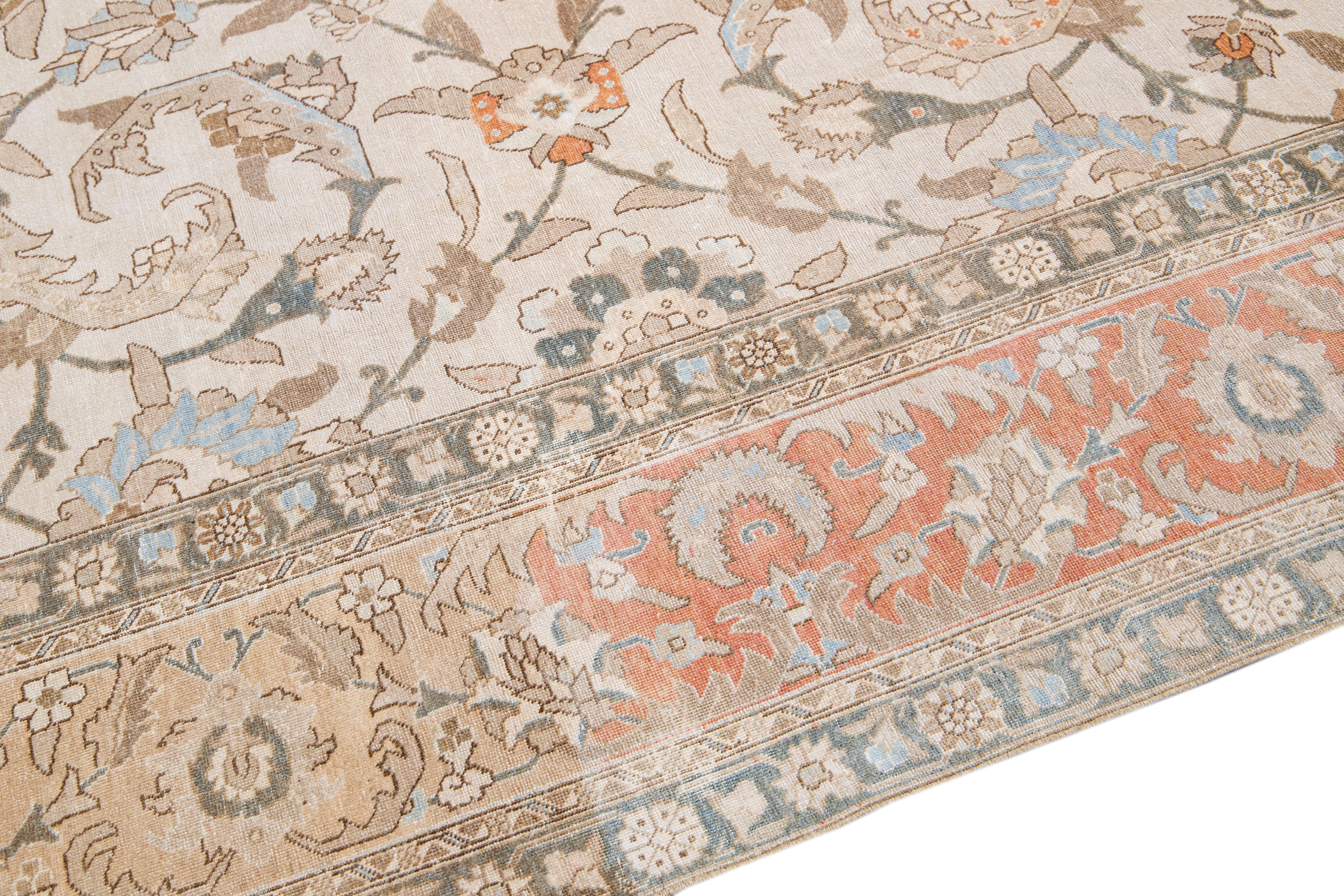 Tapis persan ancien de Tabriz en laine beige à motifs floraux et médaillons, fait à la main en vente 1