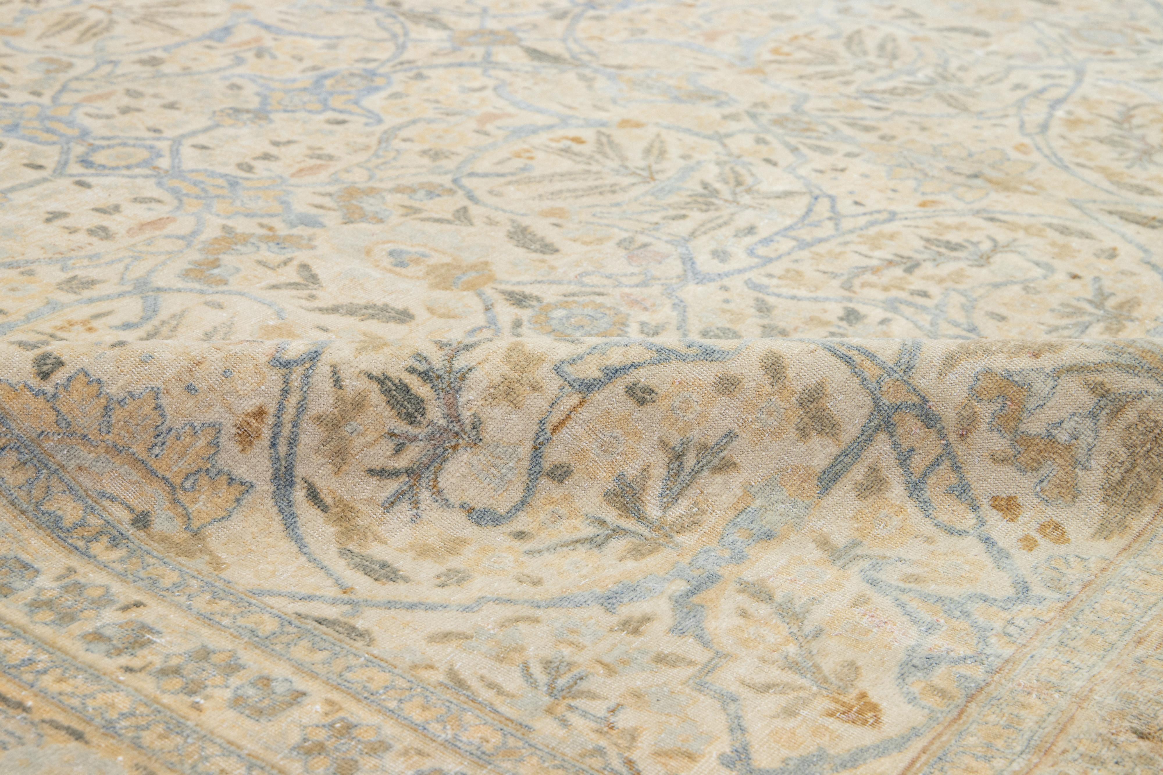 Tappeto di lana antico persiano Tabriz Ovesized beige con disegno floreale alllover in vendita 3