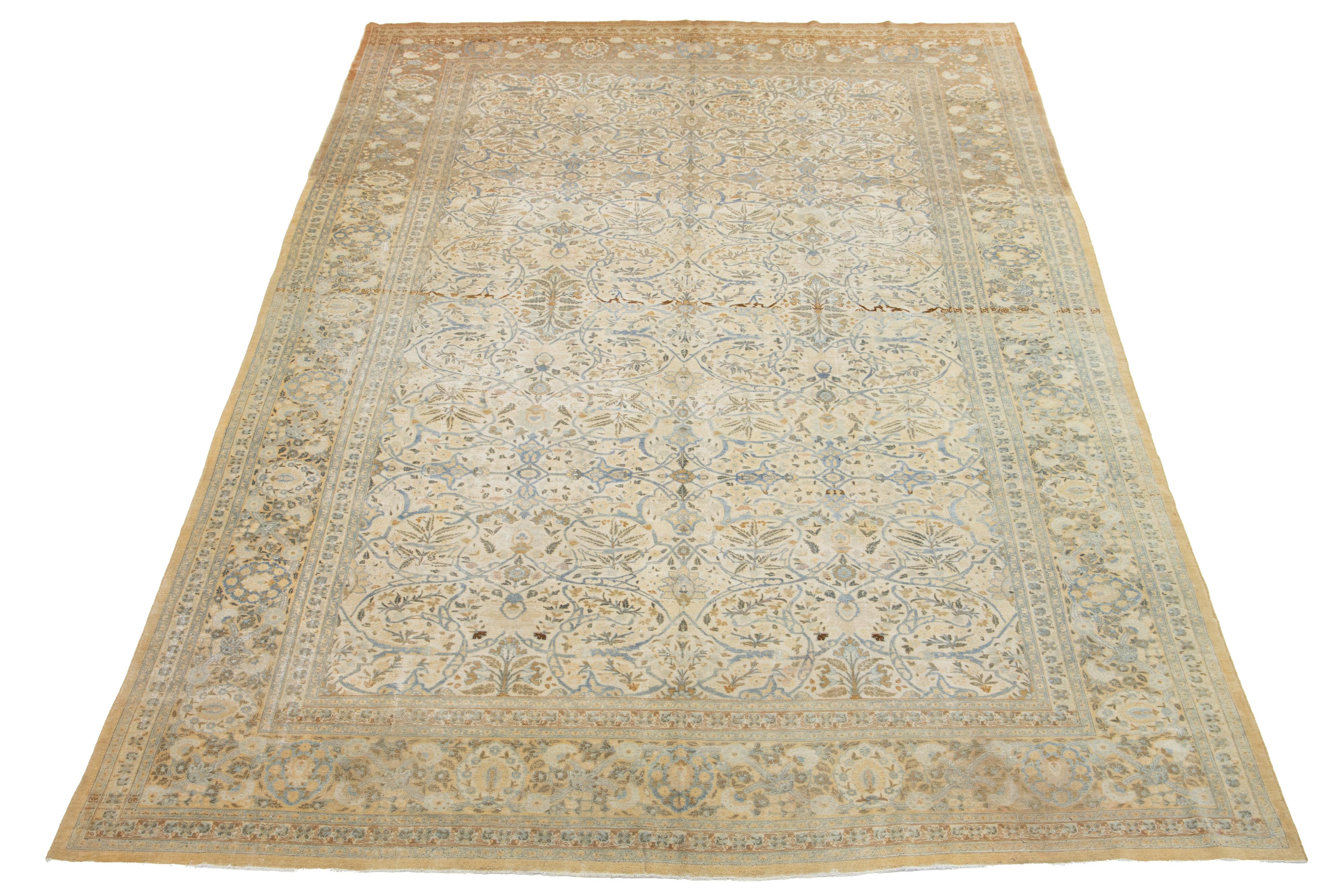 Questo squisito tappeto persiano Tabriz antico del 1880 presenta un meraviglioso campo beige ornato da un motivo floreale all-over, splendidamente accentuato da ricchi dettagli blu e marrone.

Questo tappeto misura 11'1'' x 17'8''.

I nostri tappeti