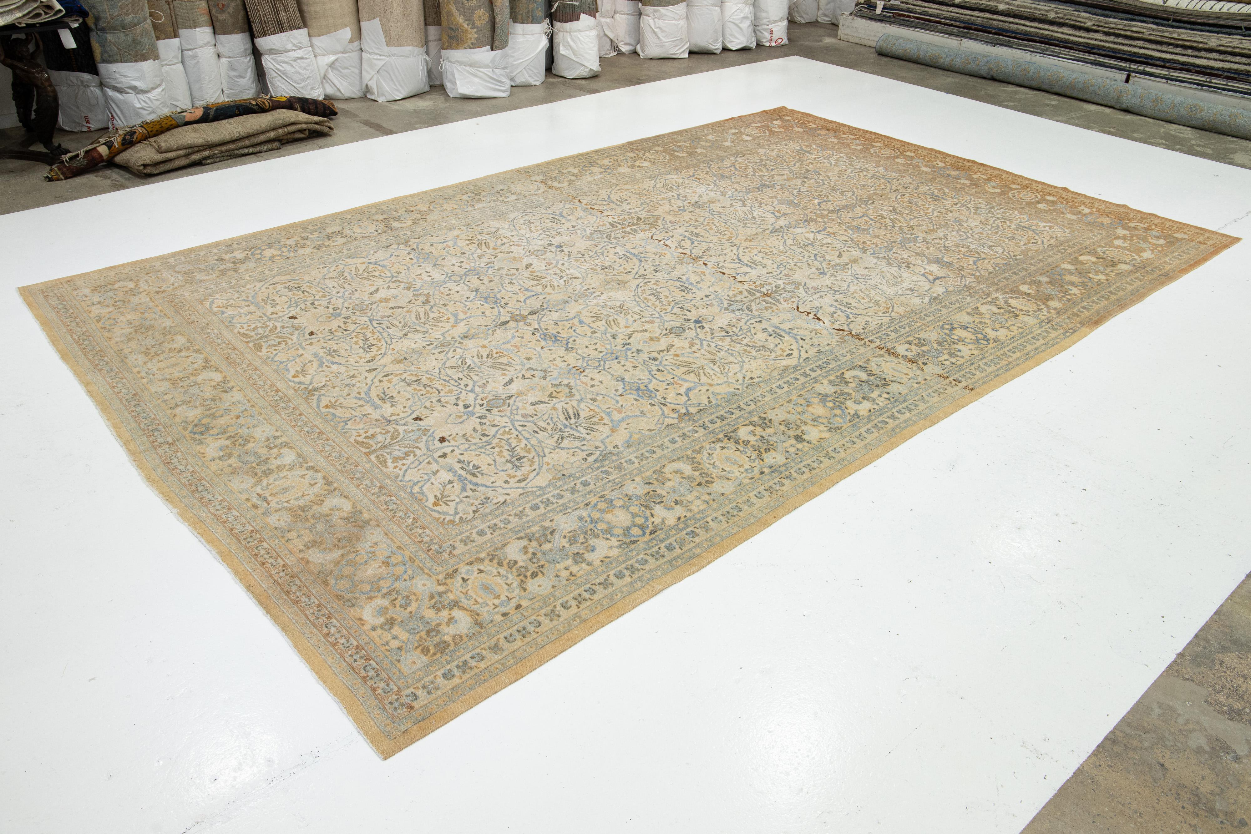 Persiano Tappeto di lana antico persiano Tabriz Ovesized beige con disegno floreale alllover in vendita