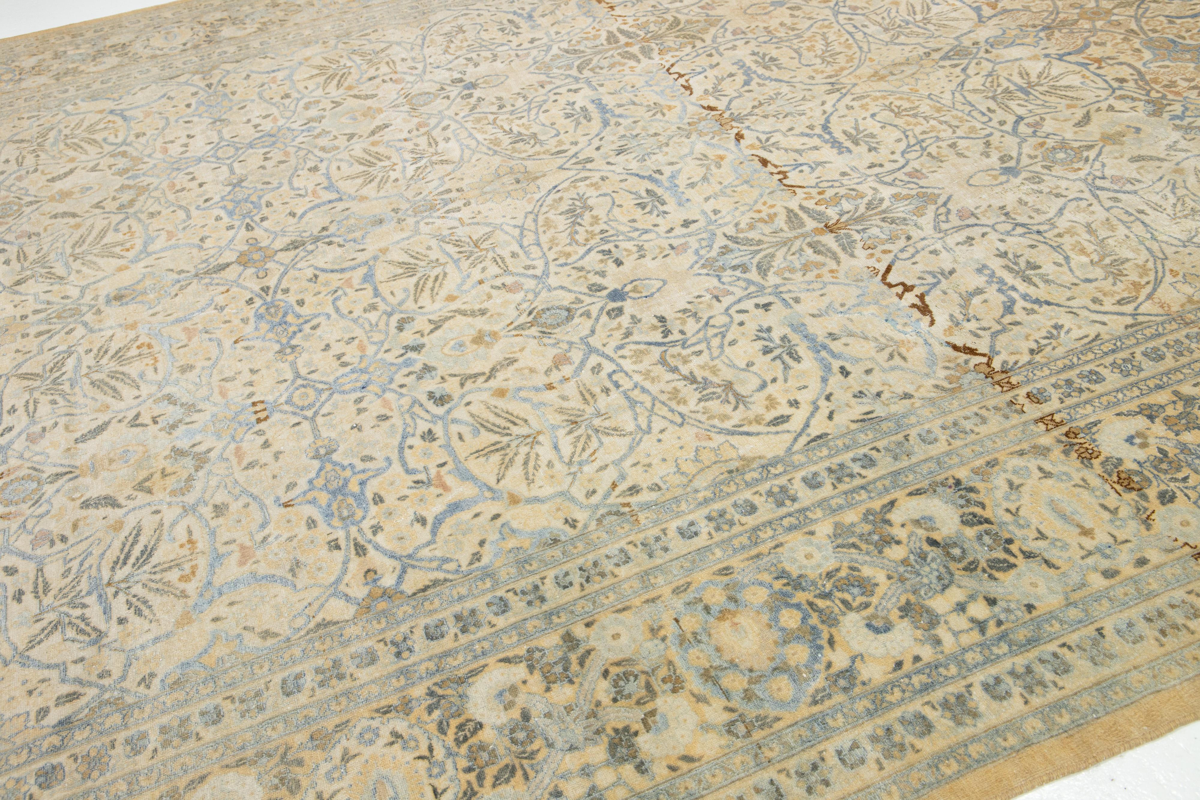 Annodato a mano Tappeto di lana antico persiano Tabriz Ovesized beige con disegno floreale alllover in vendita