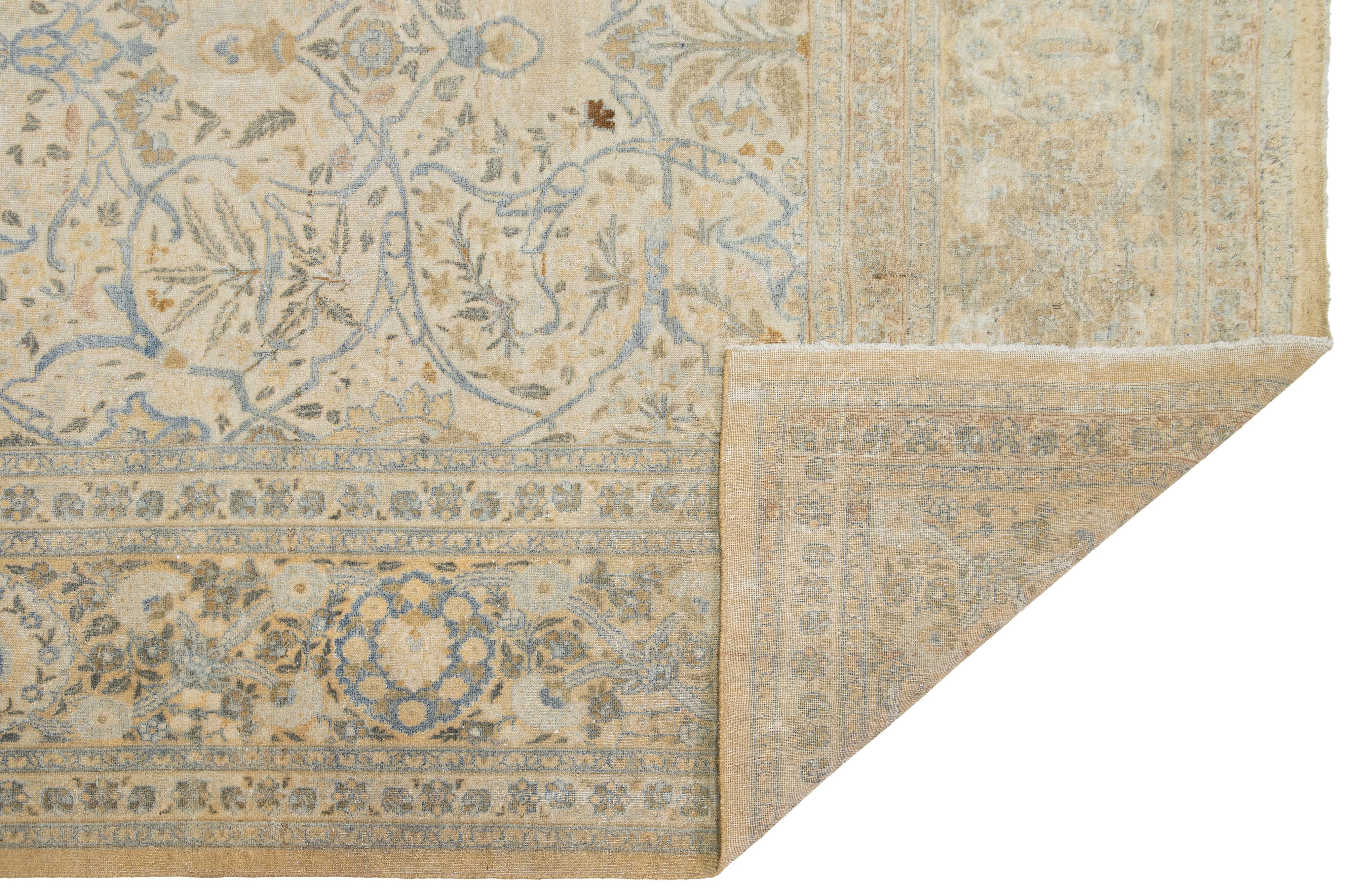 Tappeto di lana antico persiano Tabriz Ovesized beige con disegno floreale alllover In condizioni buone in vendita a Norwalk, CT