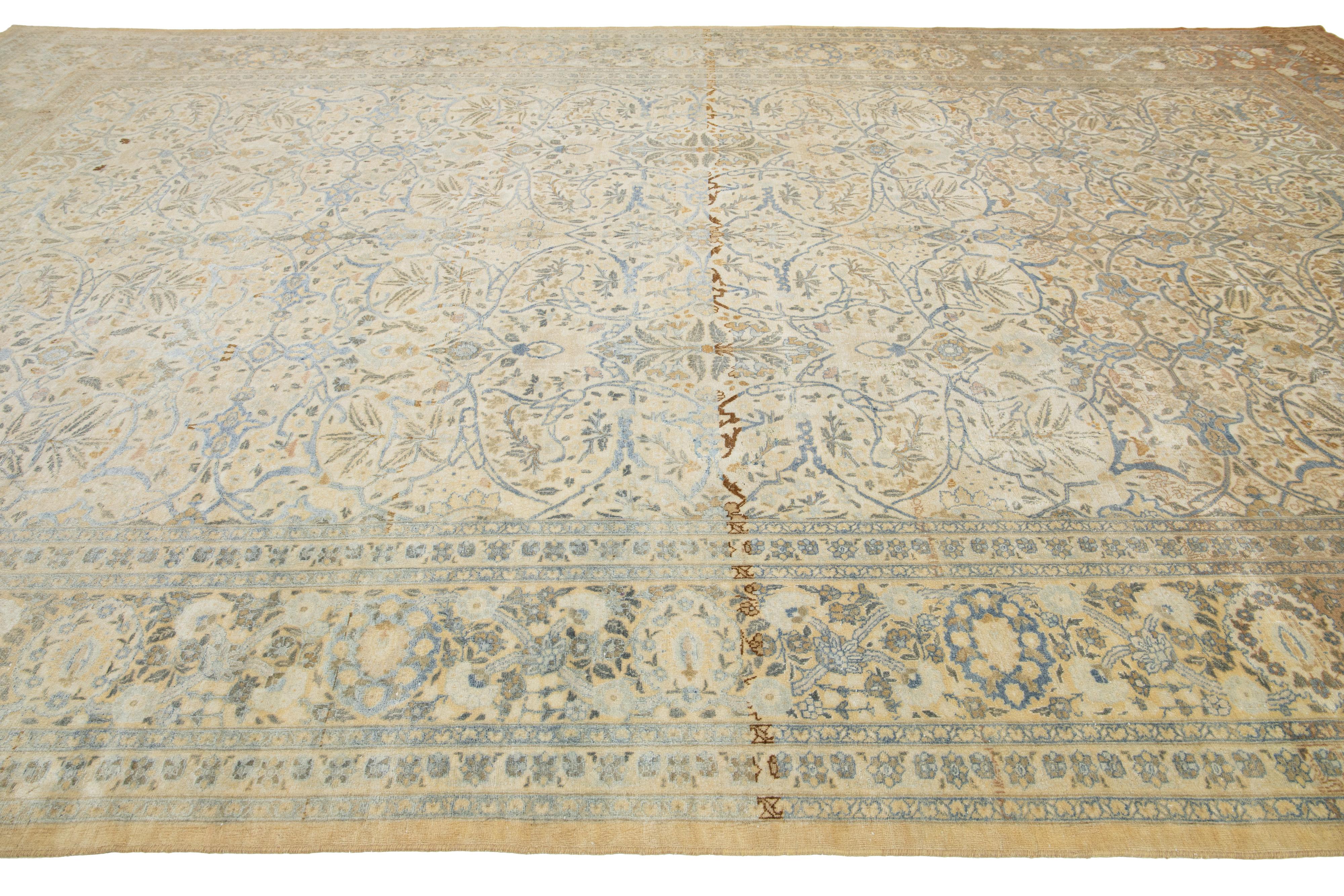 XIX secolo Tappeto di lana antico persiano Tabriz Ovesized beige con disegno floreale alllover in vendita