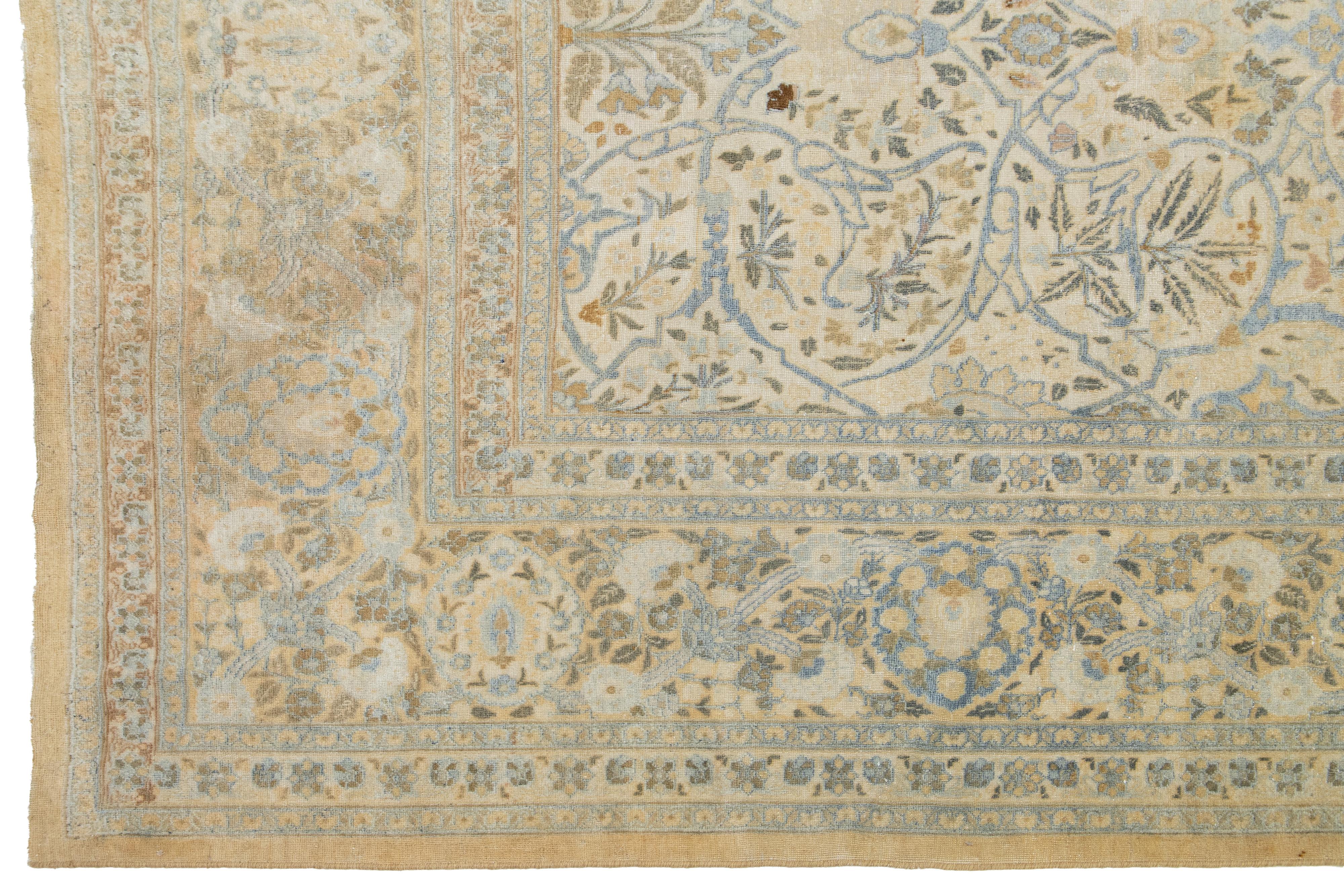 Lana Tappeto di lana antico persiano Tabriz Ovesized beige con disegno floreale alllover in vendita