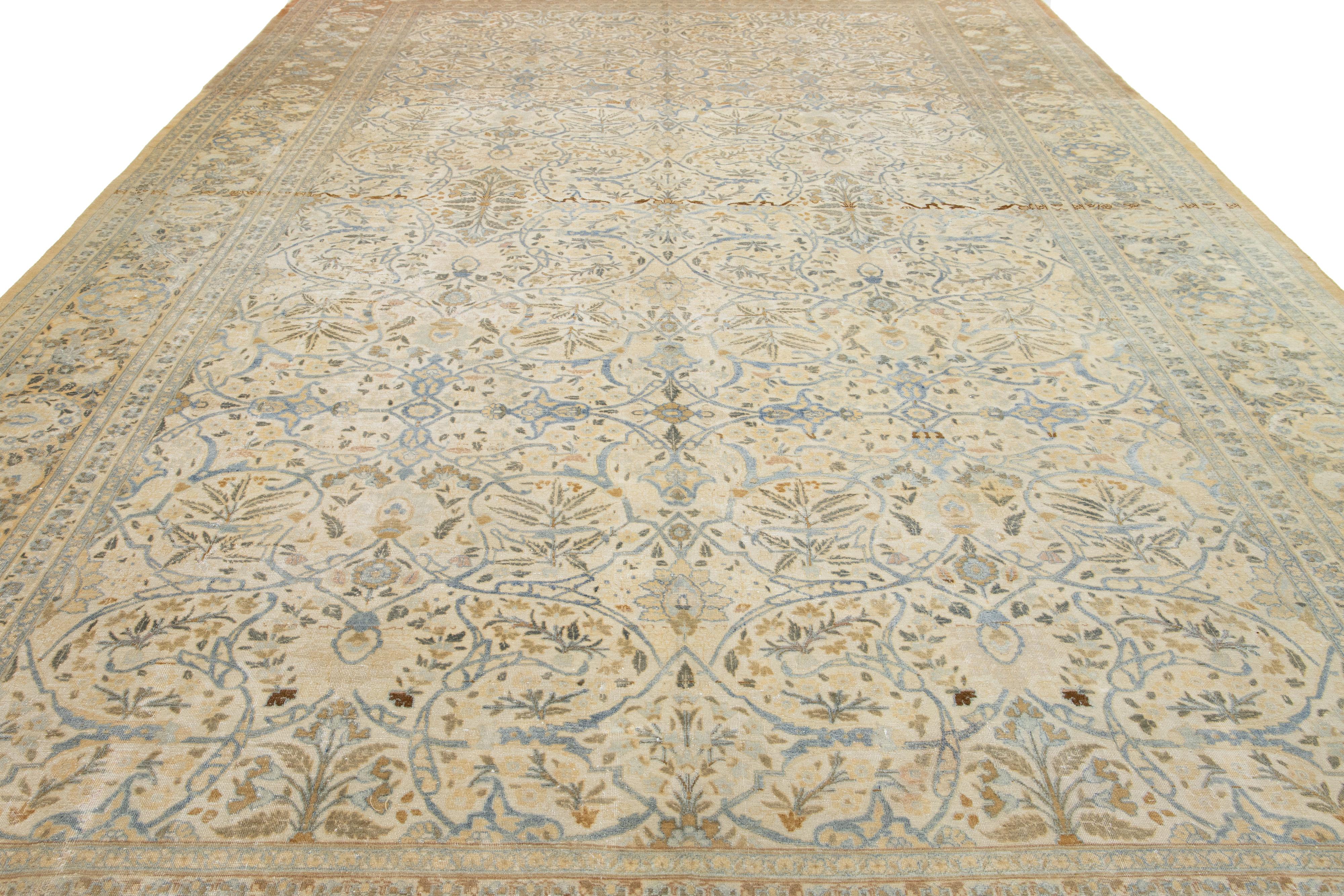 Tappeto di lana antico persiano Tabriz Ovesized beige con disegno floreale alllover in vendita 1