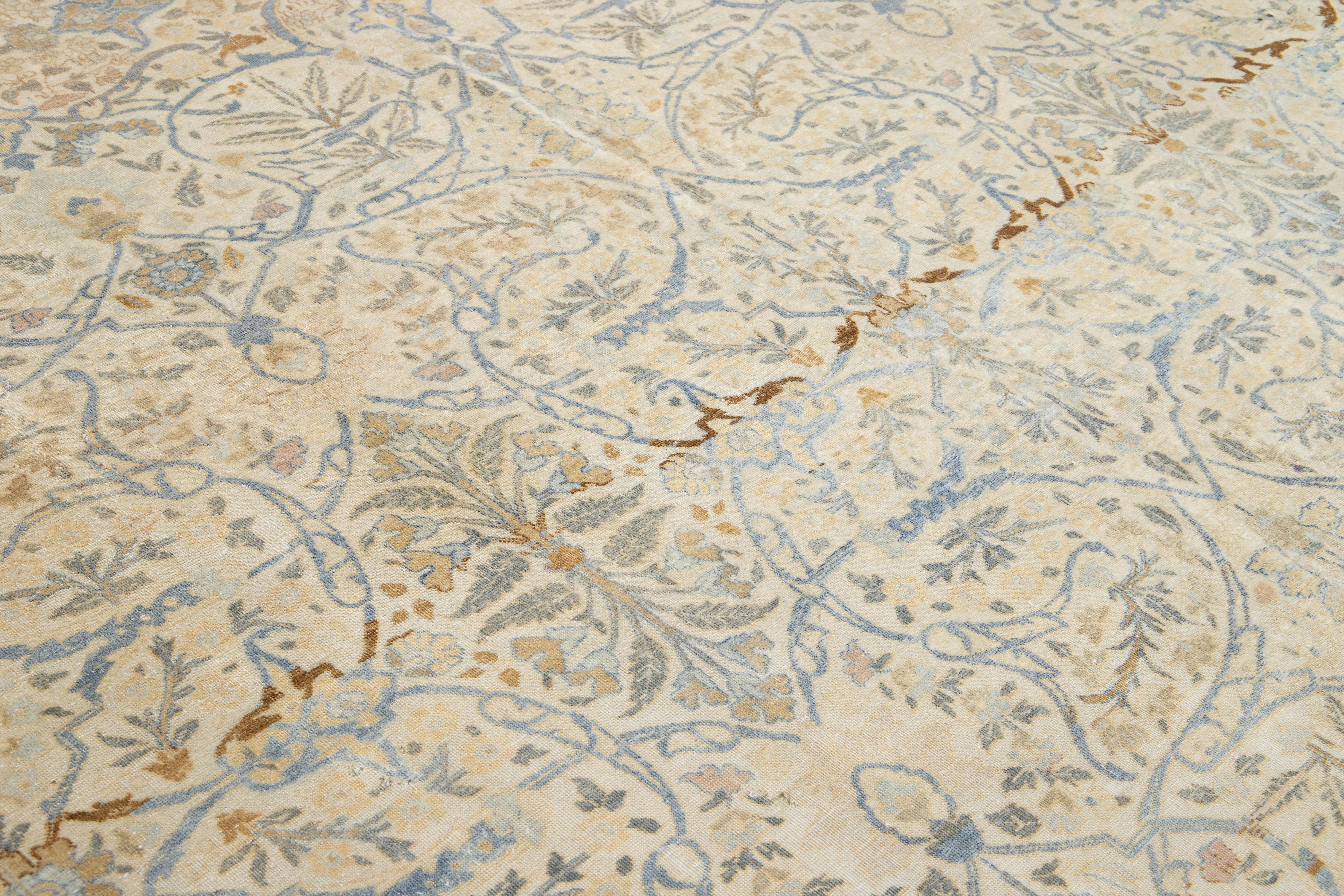 Tappeto di lana antico persiano Tabriz Ovesized beige con disegno floreale alllover in vendita 2