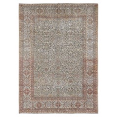 Tapis persan ancien en laine beige à motifs de volutes et de rosettes de Tabriz, noué à la main