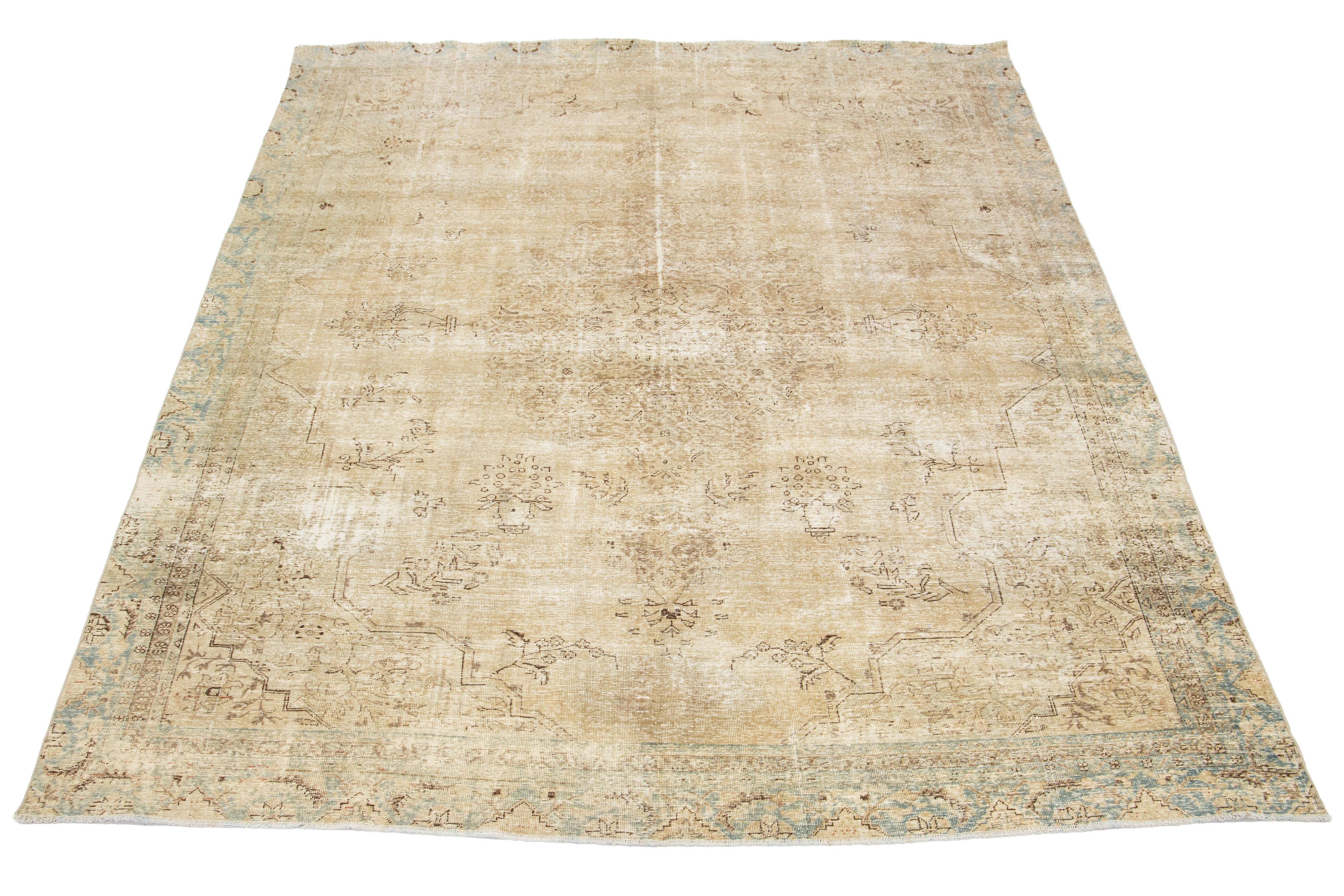Dieser handgeknüpfte Wollteppich im Vintage-Stil hat ein beigefarbenes Feld mit braunen Akzenten im gesamten Design.


Dieser Teppich misst 8'2'' x 12'.

Unsere Teppiche werden vor dem Versand professionell gereinigt.