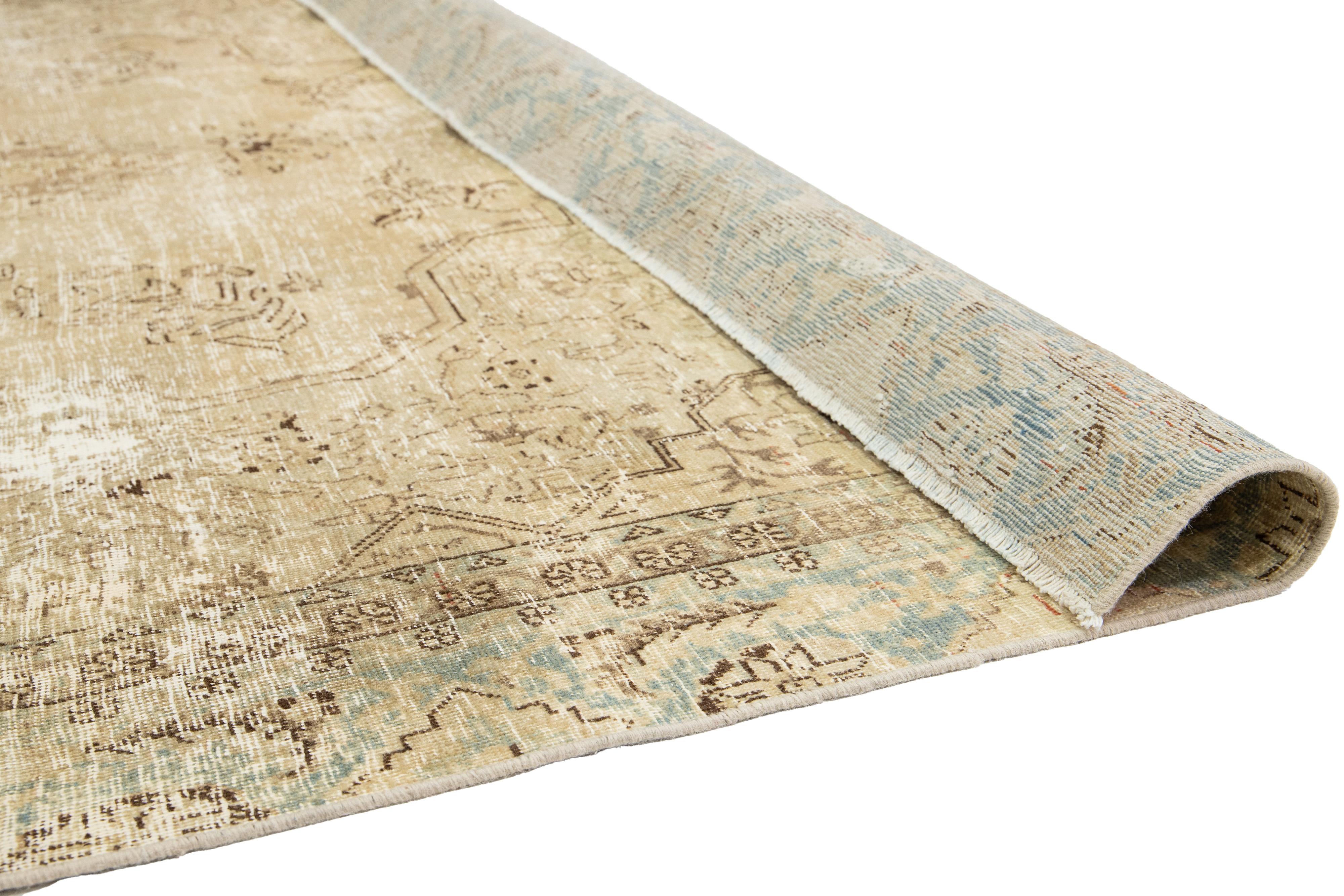 Antiker persischer Täbris-Wollteppich aus Täbris in Beige mit Rosette-Motiv (Tabriz) im Angebot
