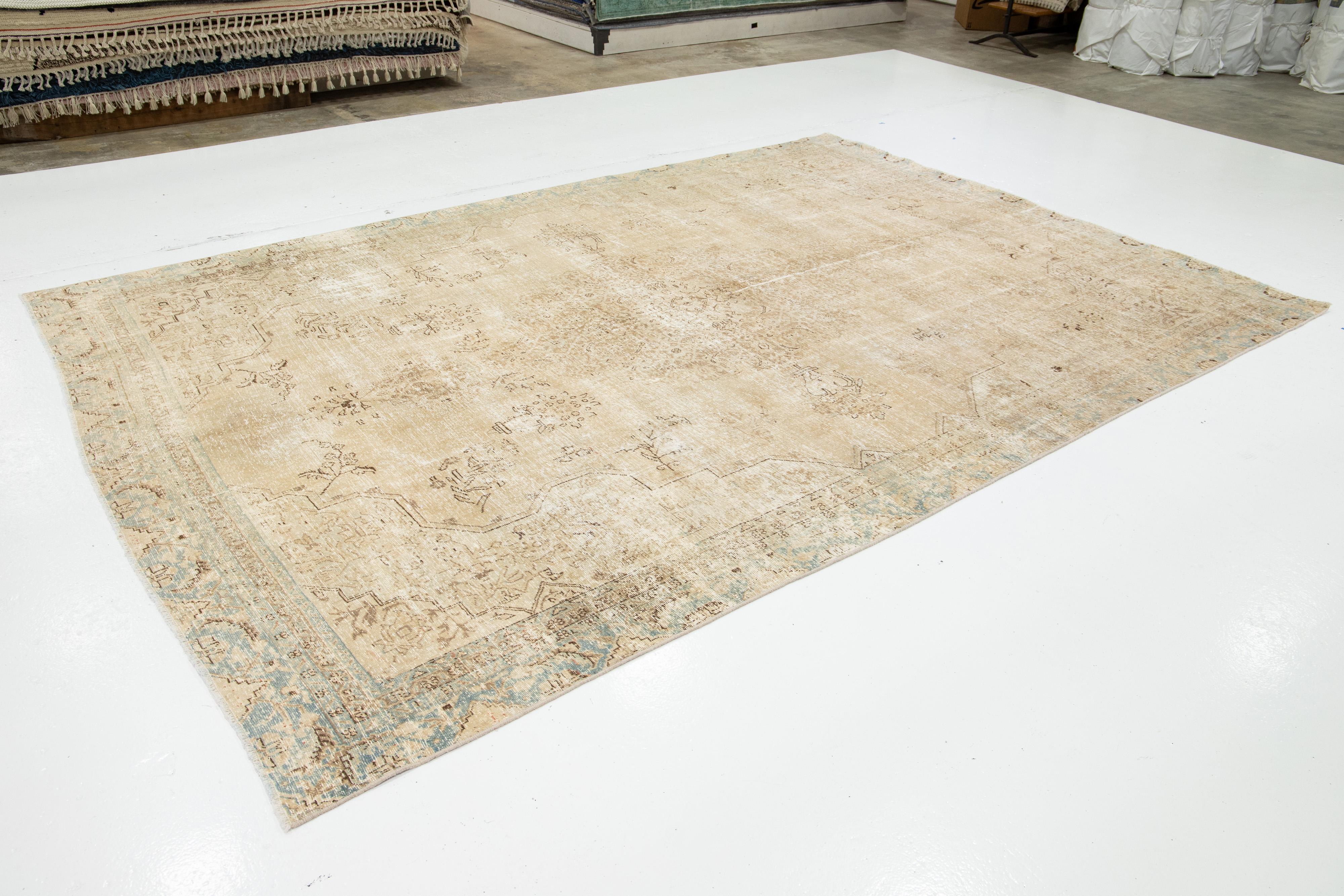 Antiker persischer Täbris-Wollteppich aus Täbris in Beige mit Rosette-Motiv (Persisch) im Angebot