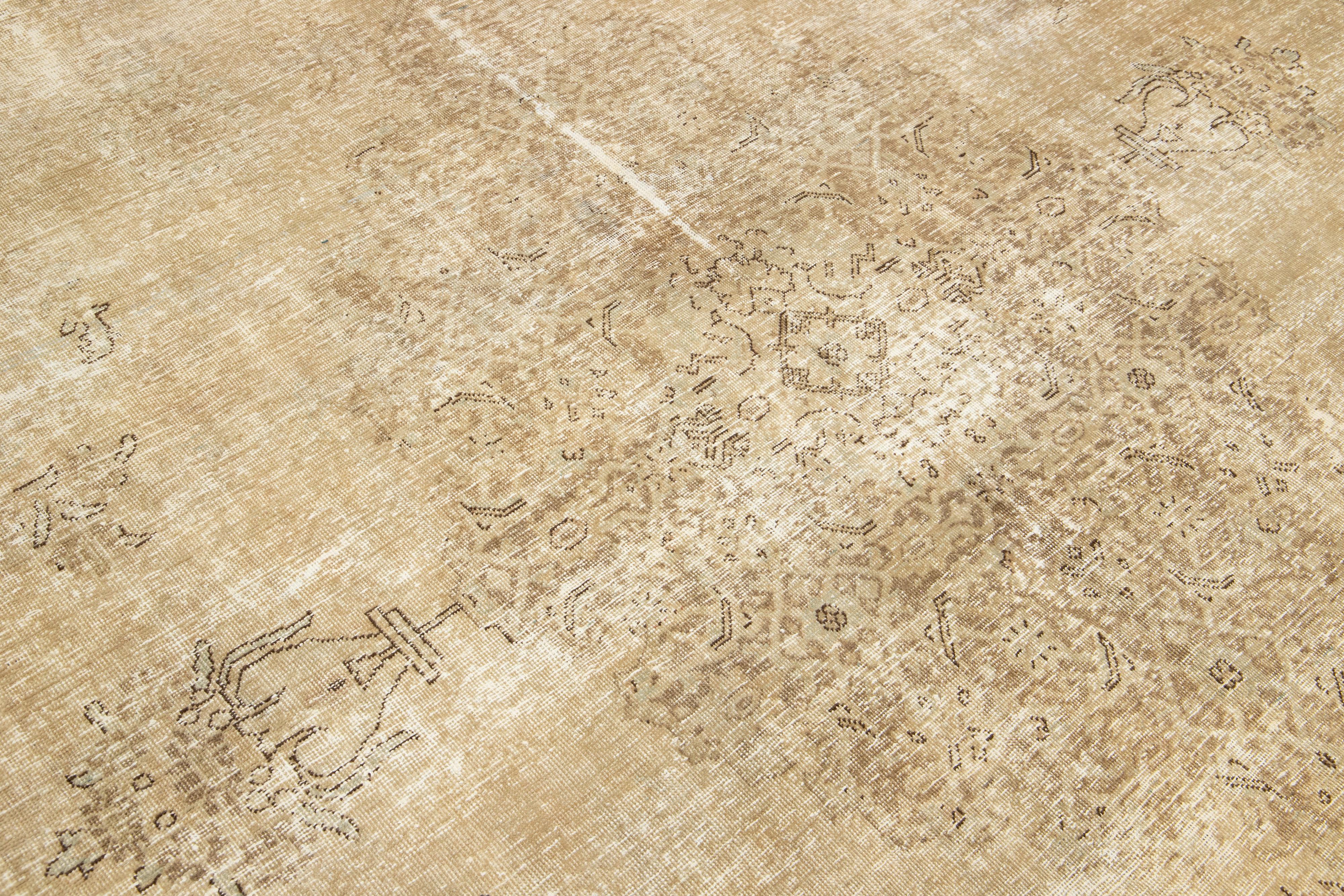 Antiker persischer Täbris-Wollteppich aus Täbris in Beige mit Rosette-Motiv im Zustand „Gut“ im Angebot in Norwalk, CT