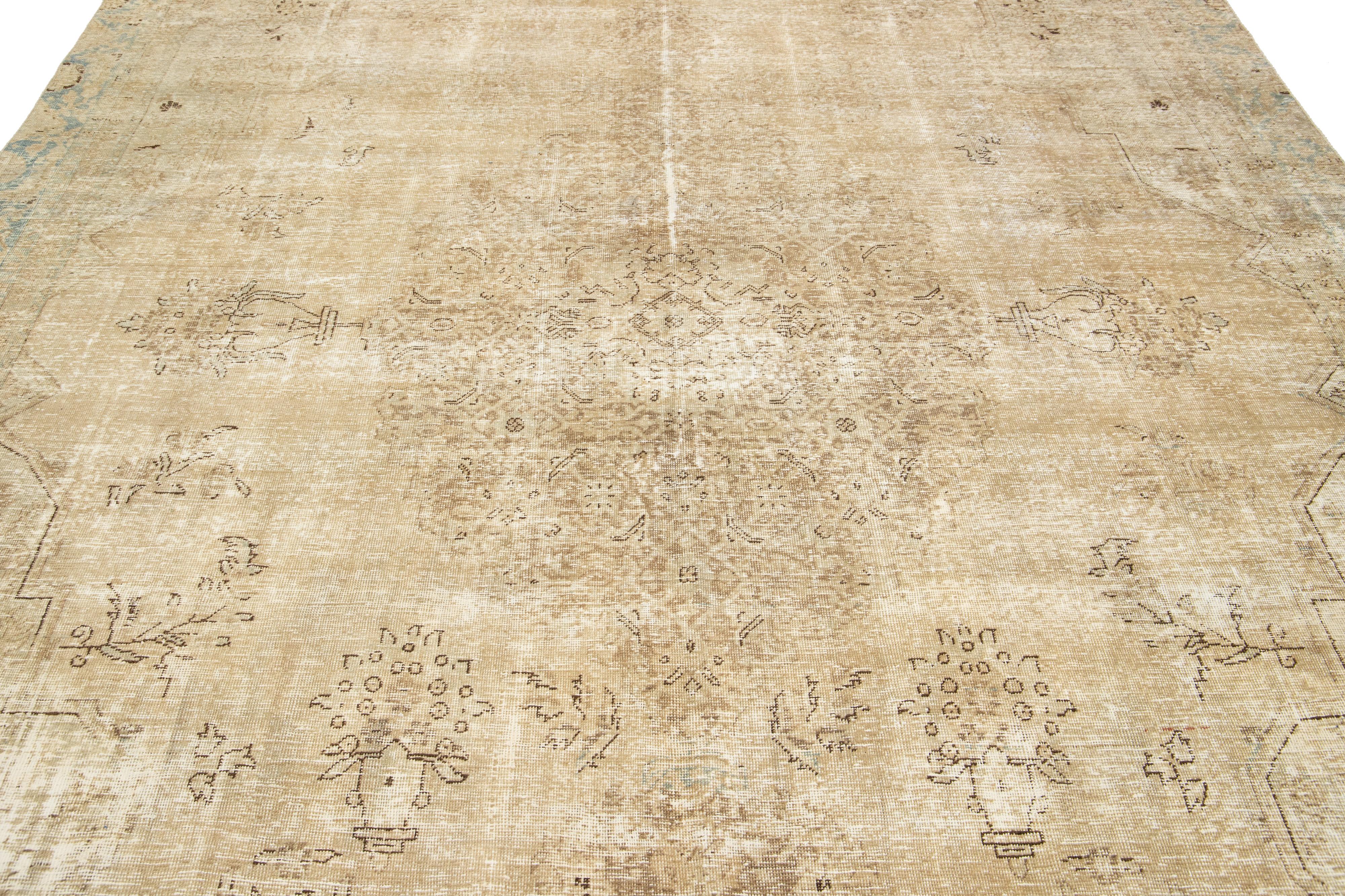 Antiker persischer Täbris-Wollteppich aus Täbris in Beige mit Rosette-Motiv (20. Jahrhundert) im Angebot