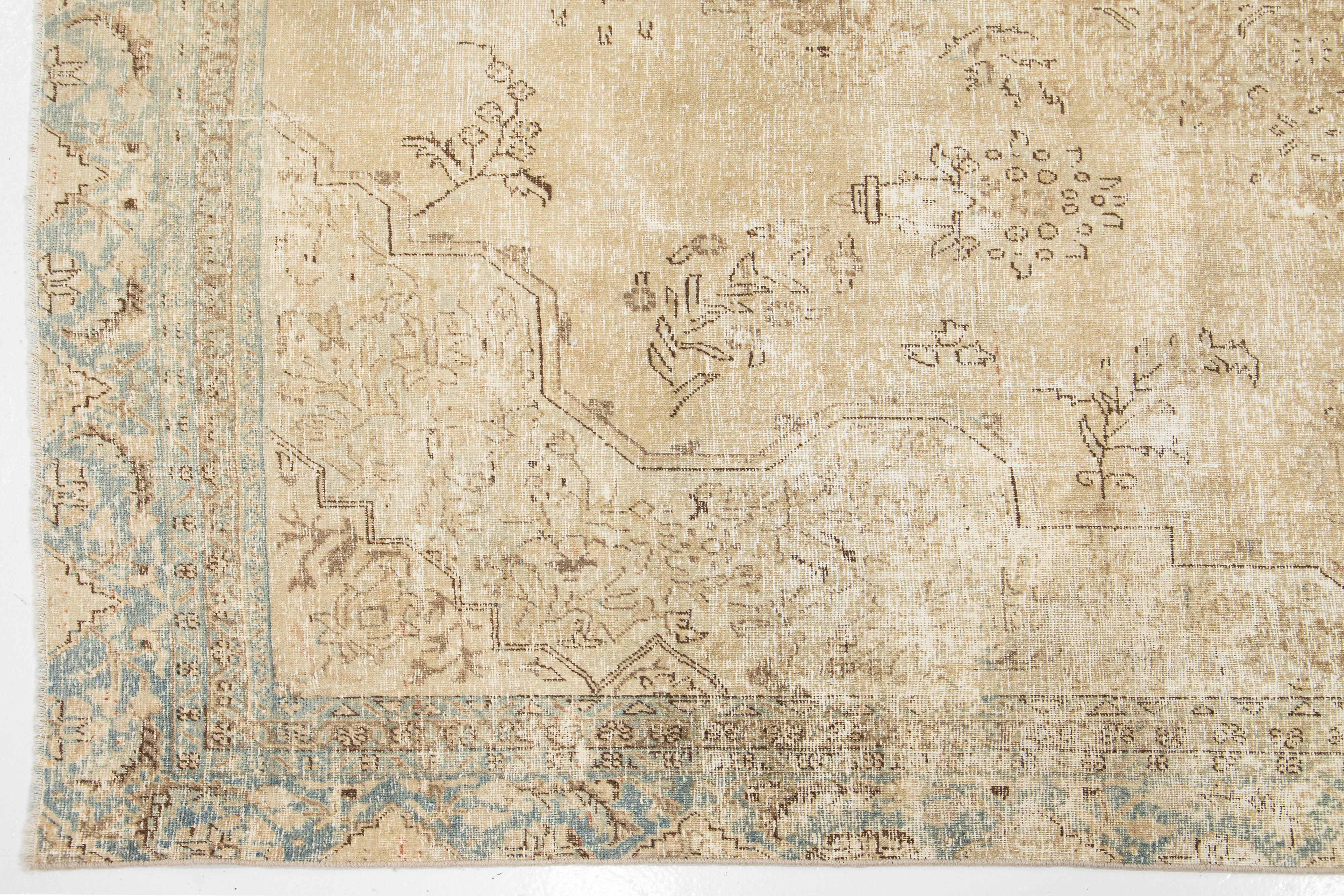 Antiker persischer Täbris-Wollteppich aus Täbris in Beige mit Rosette-Motiv (Wolle) im Angebot
