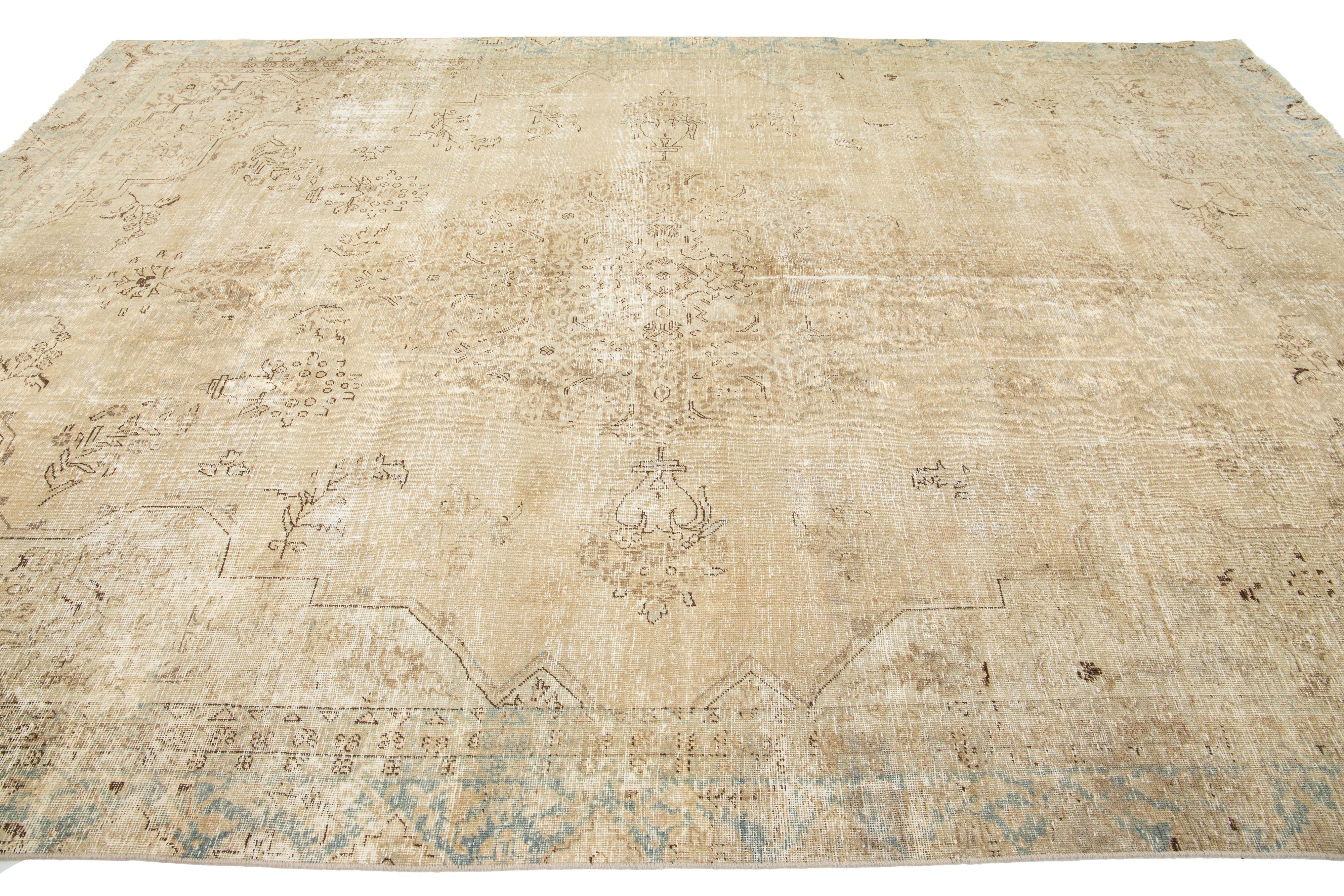 Antiker persischer Täbris-Wollteppich aus Täbris in Beige mit Rosette-Motiv im Angebot 1