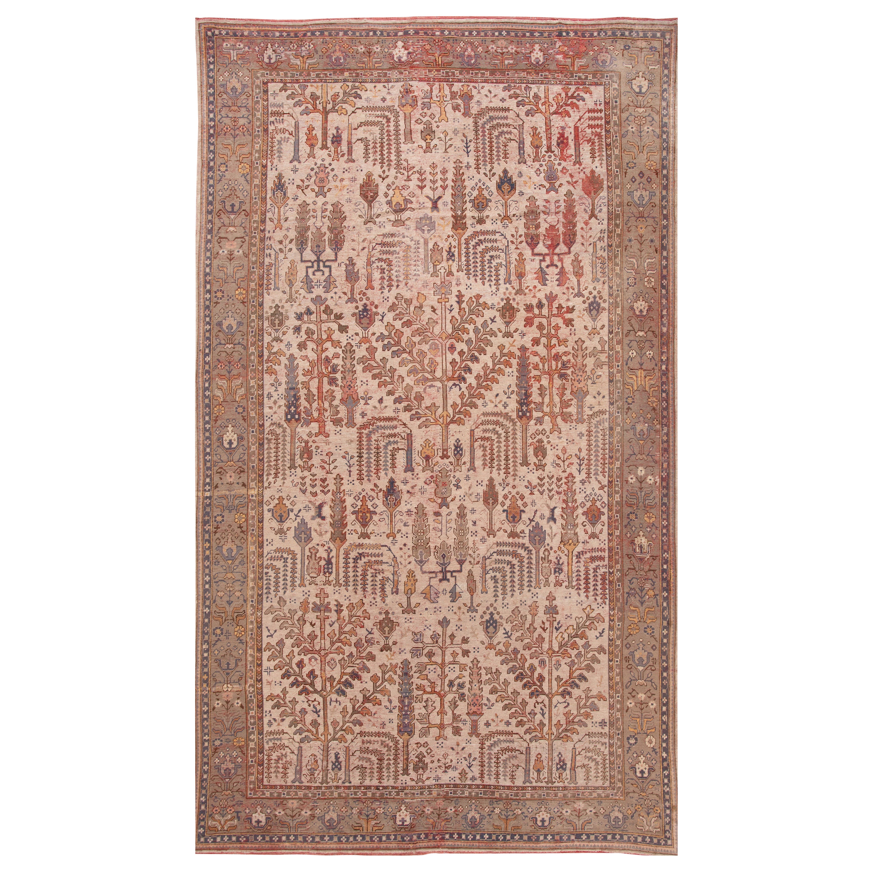 Tappeto di lana oversize antico turco Oushak fatto a mano di colore beige con motivo alllover in vendita