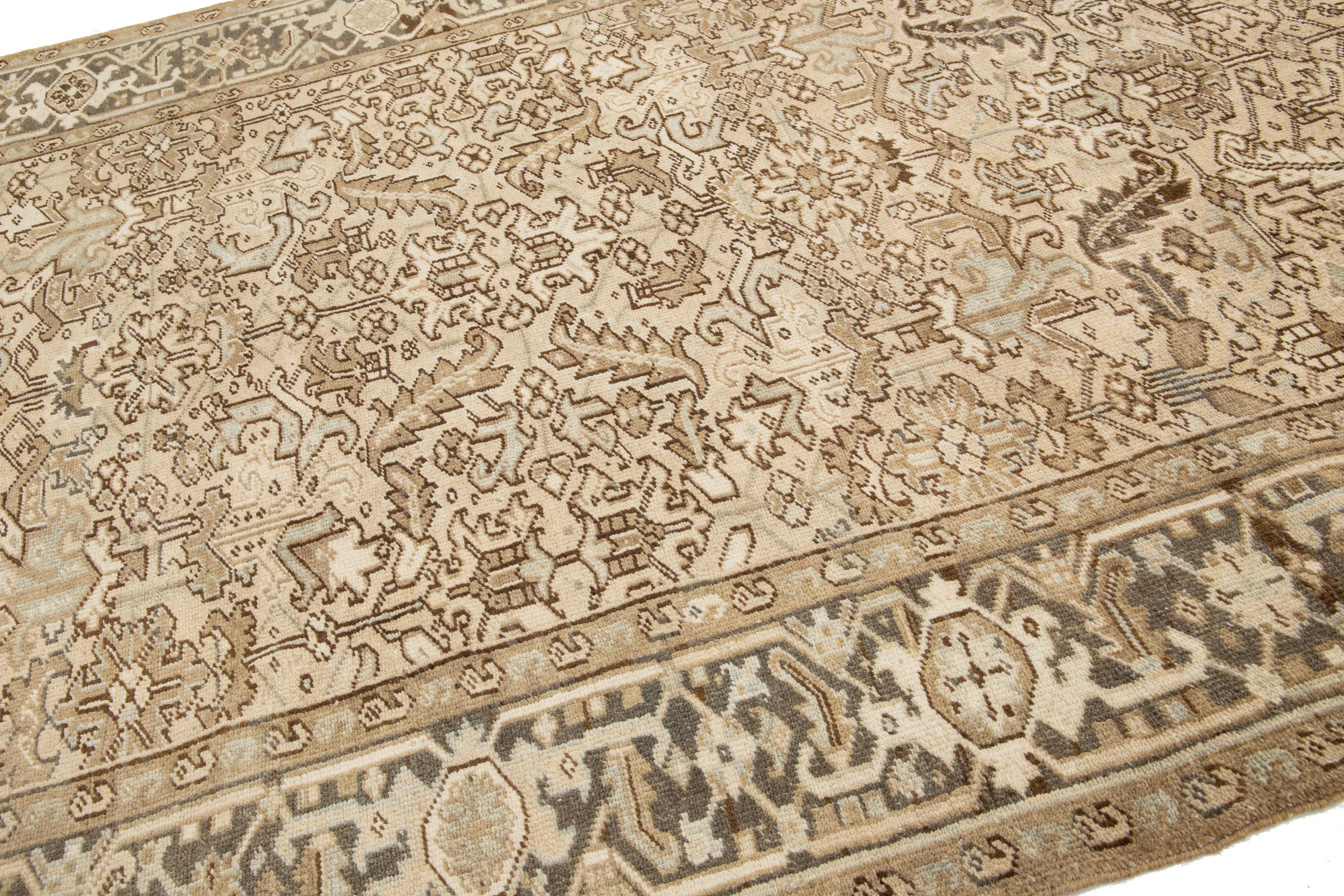 Beige Antiker Wollteppich Room Size Persian Heriz in Beige  im Angebot 2