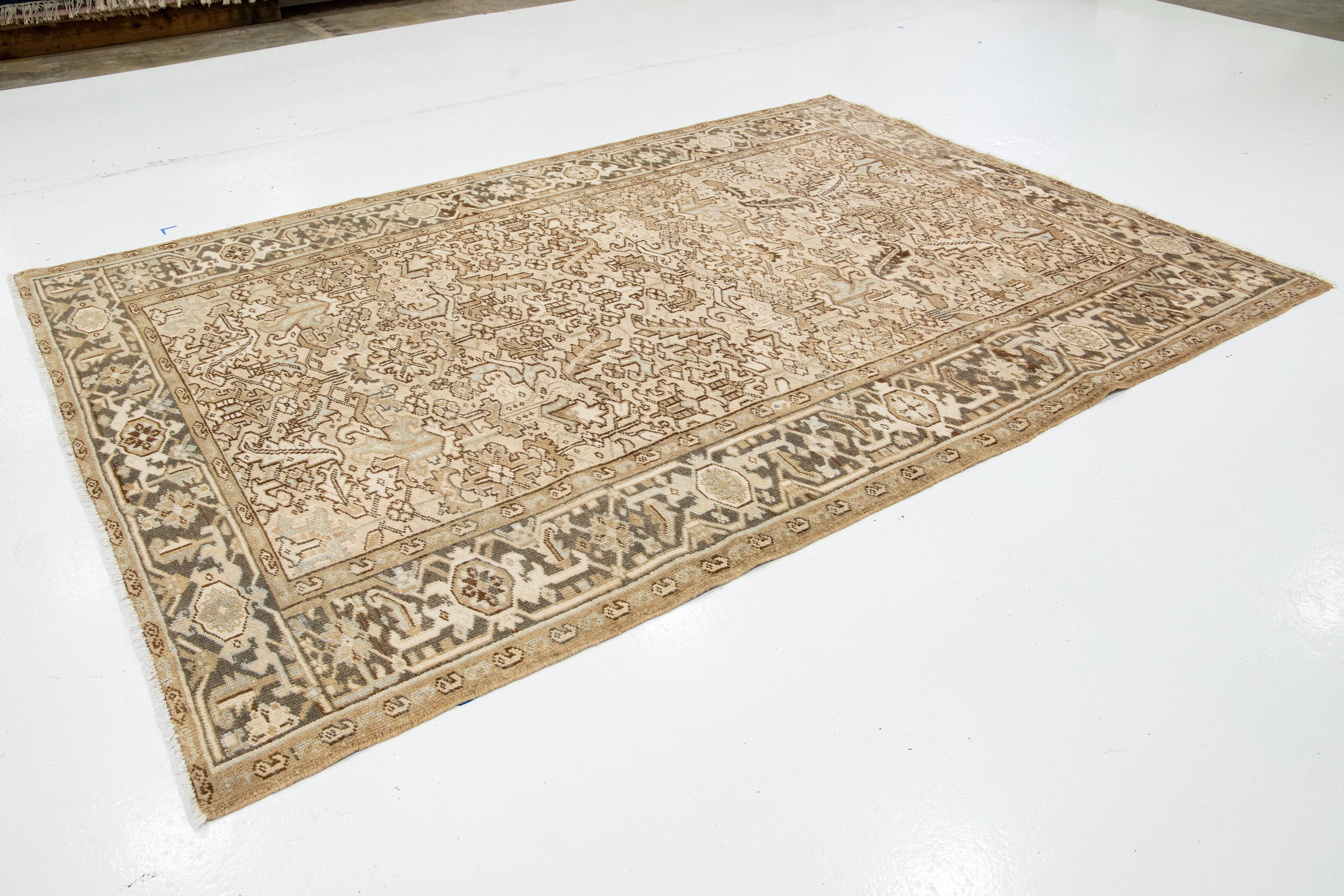 Beige Antiker Wollteppich Room Size Persian Heriz in Beige  (Handgeknüpft) im Angebot
