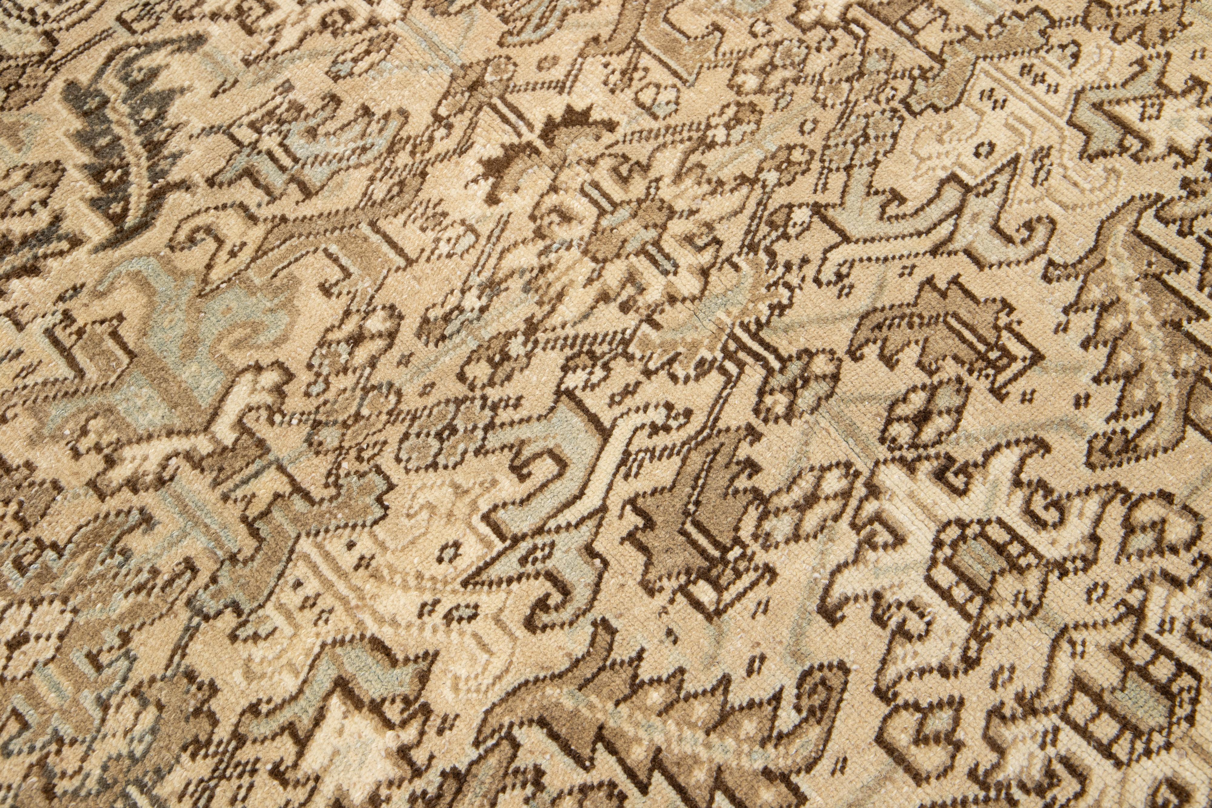 Beige Antiker Wollteppich Room Size Persian Heriz in Beige  im Zustand „Hervorragend“ im Angebot in Norwalk, CT