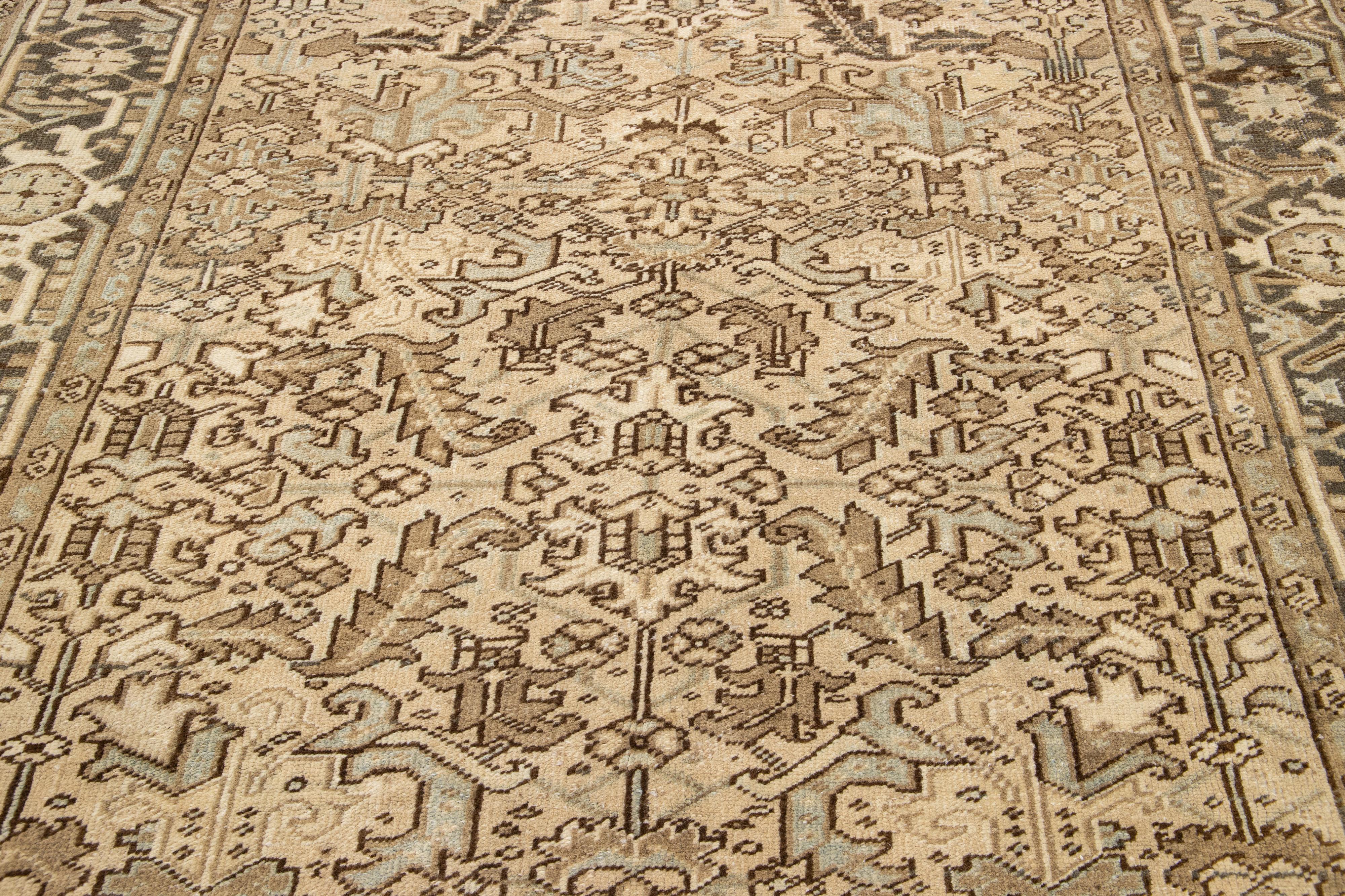 Beige Antiker Wollteppich Room Size Persian Heriz in Beige  (Frühes 20. Jahrhundert) im Angebot