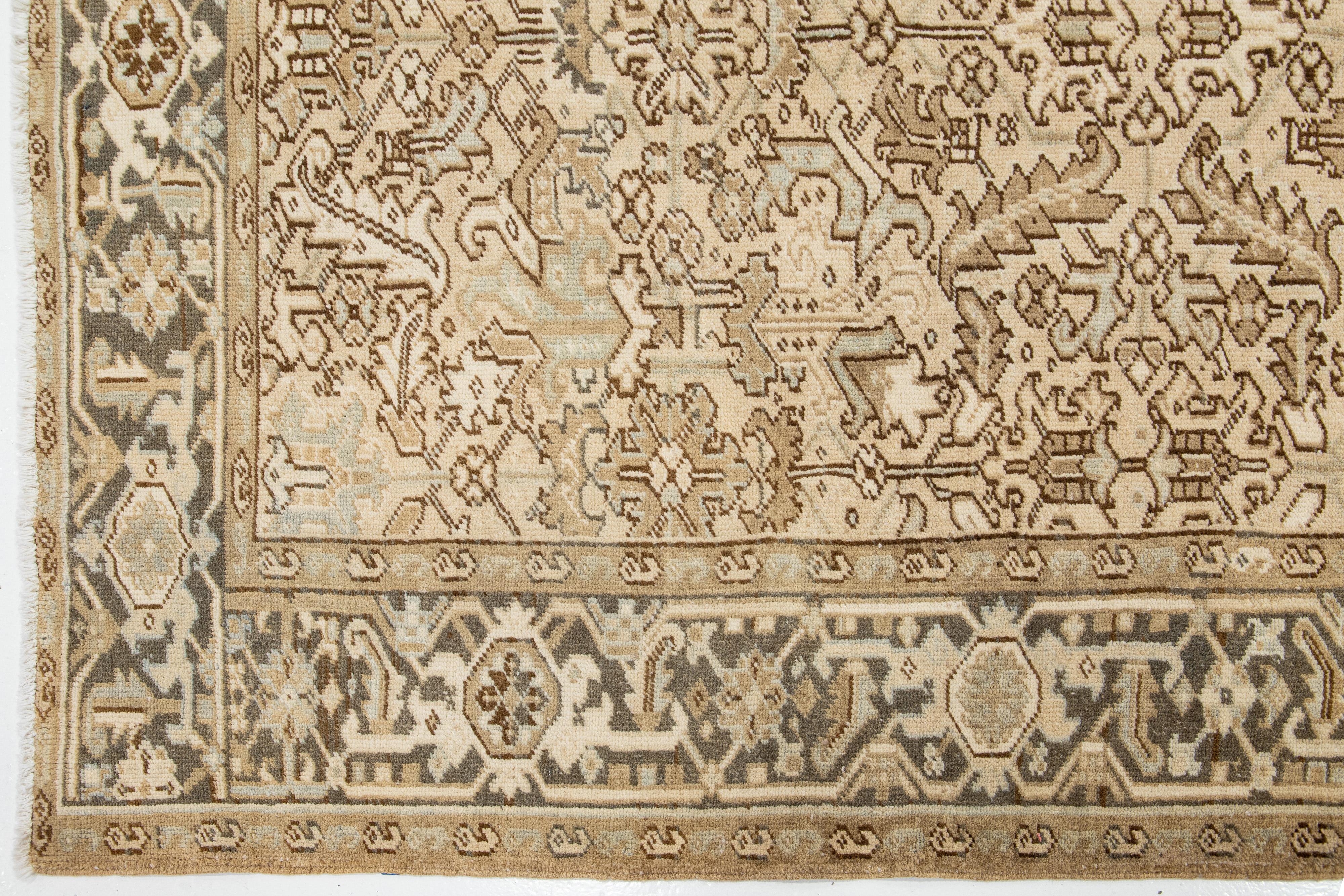 Beige Antiker Wollteppich Room Size Persian Heriz in Beige  (Wolle) im Angebot