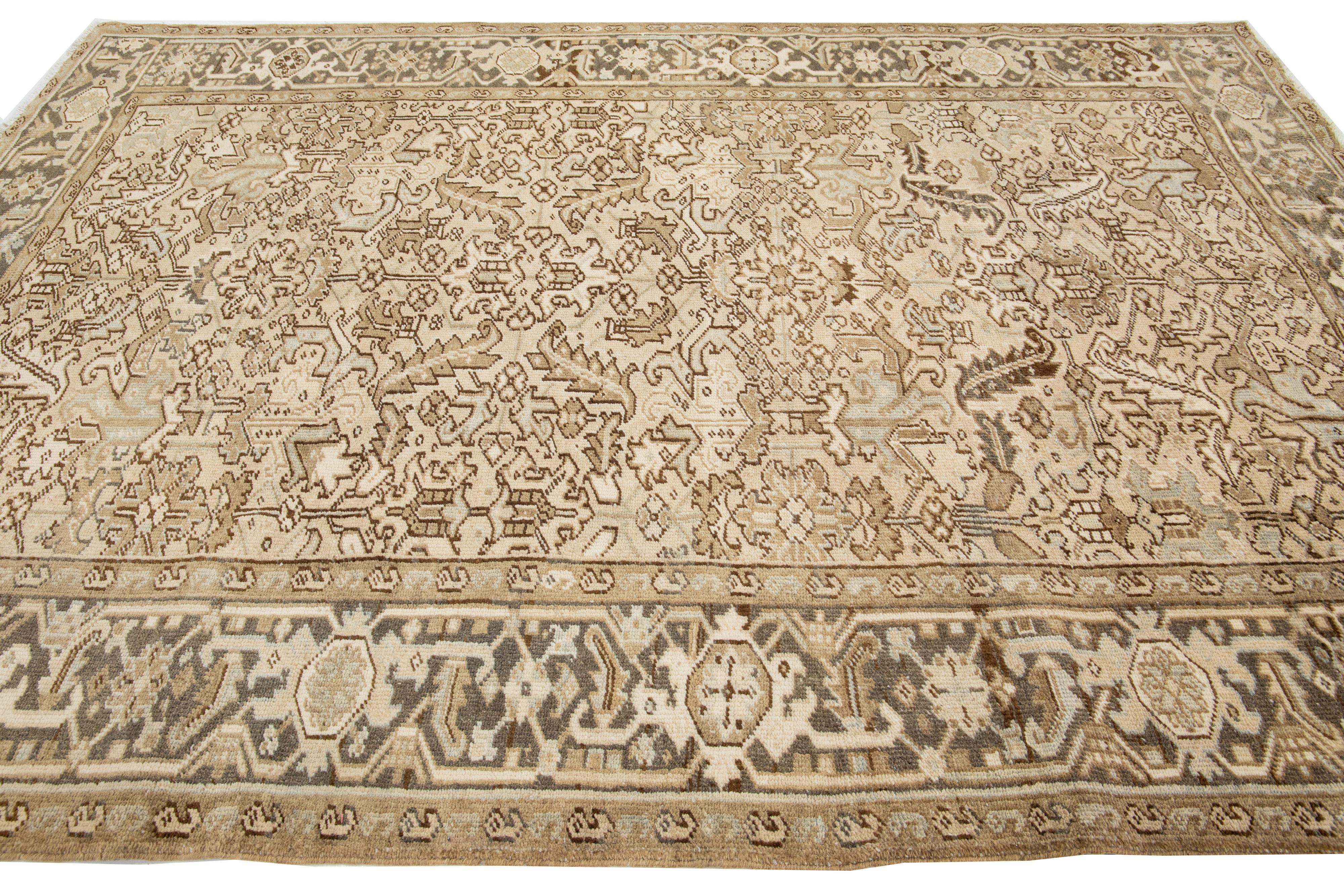 Beige Antiker Wollteppich Room Size Persian Heriz in Beige  im Angebot 1