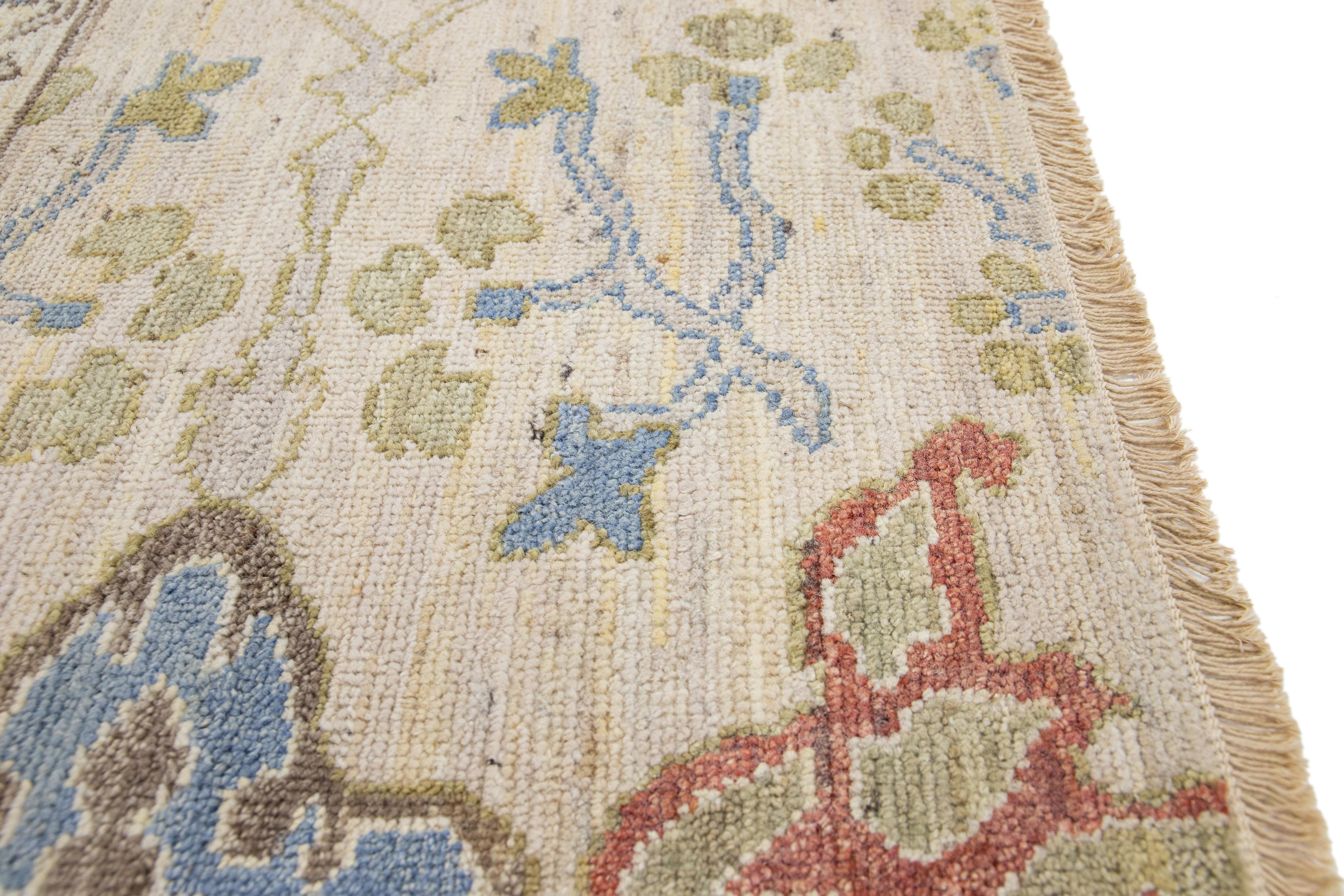 Indiano Tappeto di lana personalizzato fatto a mano in stile Oushak moderno di Apadana Beige in vendita