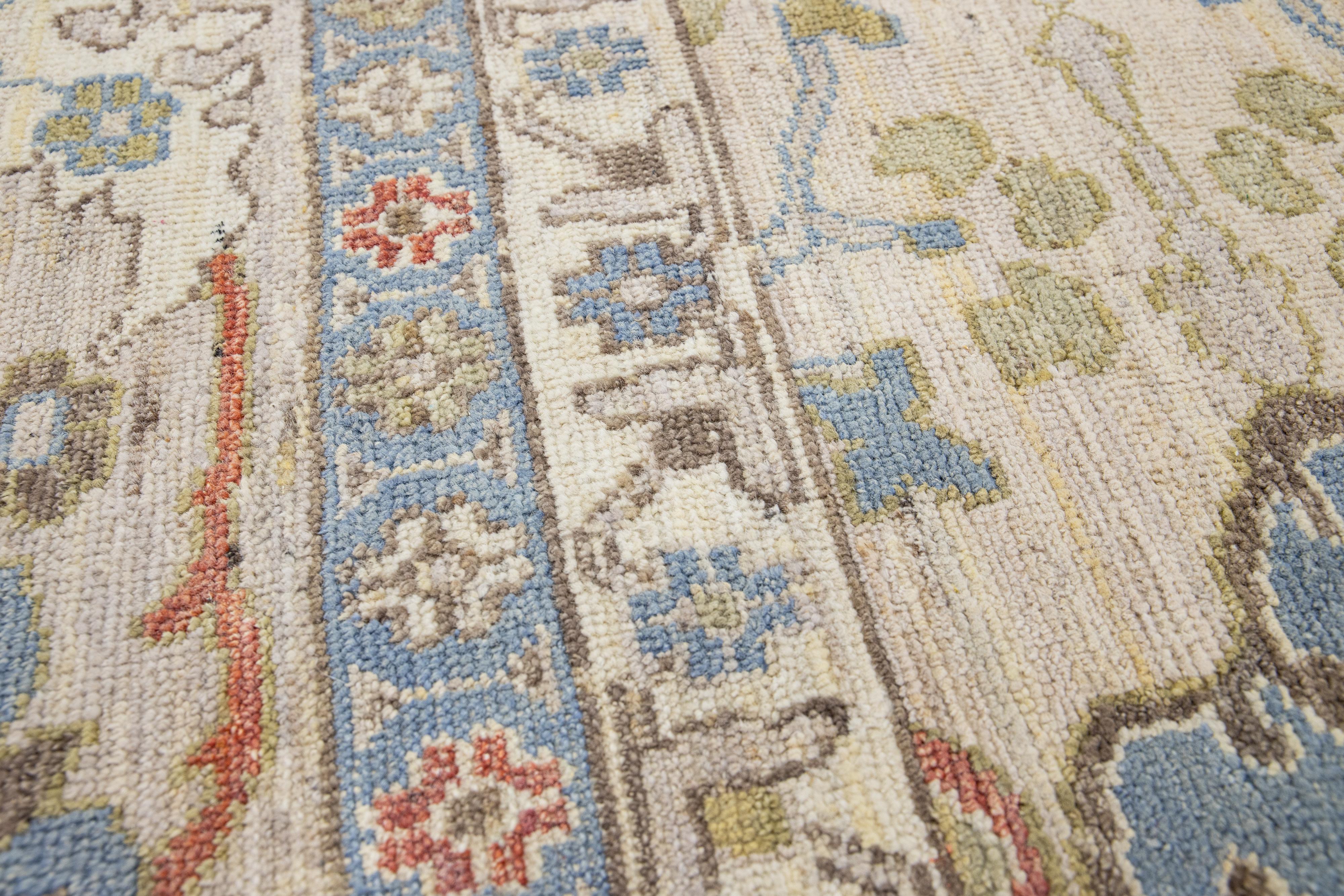 Tappeto di lana personalizzato fatto a mano in stile Oushak moderno di Apadana Beige In condizioni Nuovo in vendita a Norwalk, CT