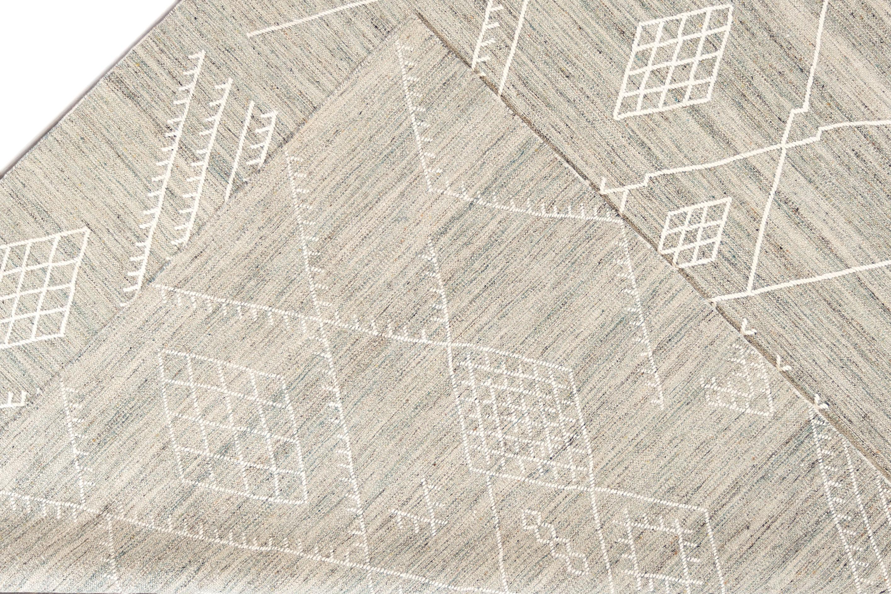 Apadana's Nantucket Collection Flachgewebter Wollteppich aus Kelim in Beige mit Untersetzermuster (Indisch) im Angebot