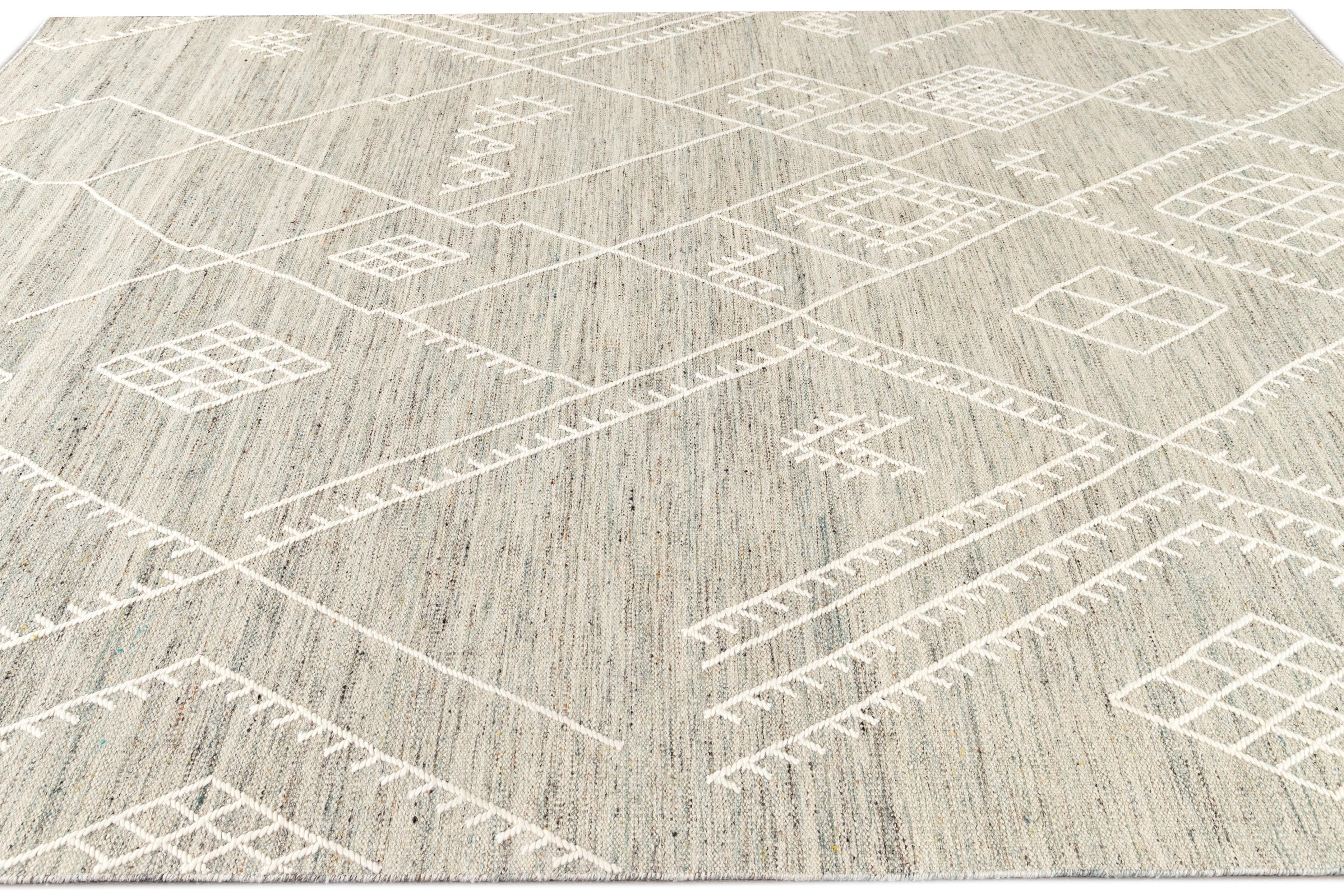 Apadana's Nantucket Collection Flachgewebter Wollteppich aus Kelim in Beige mit Untersetzermuster im Zustand „Neu“ im Angebot in Norwalk, CT