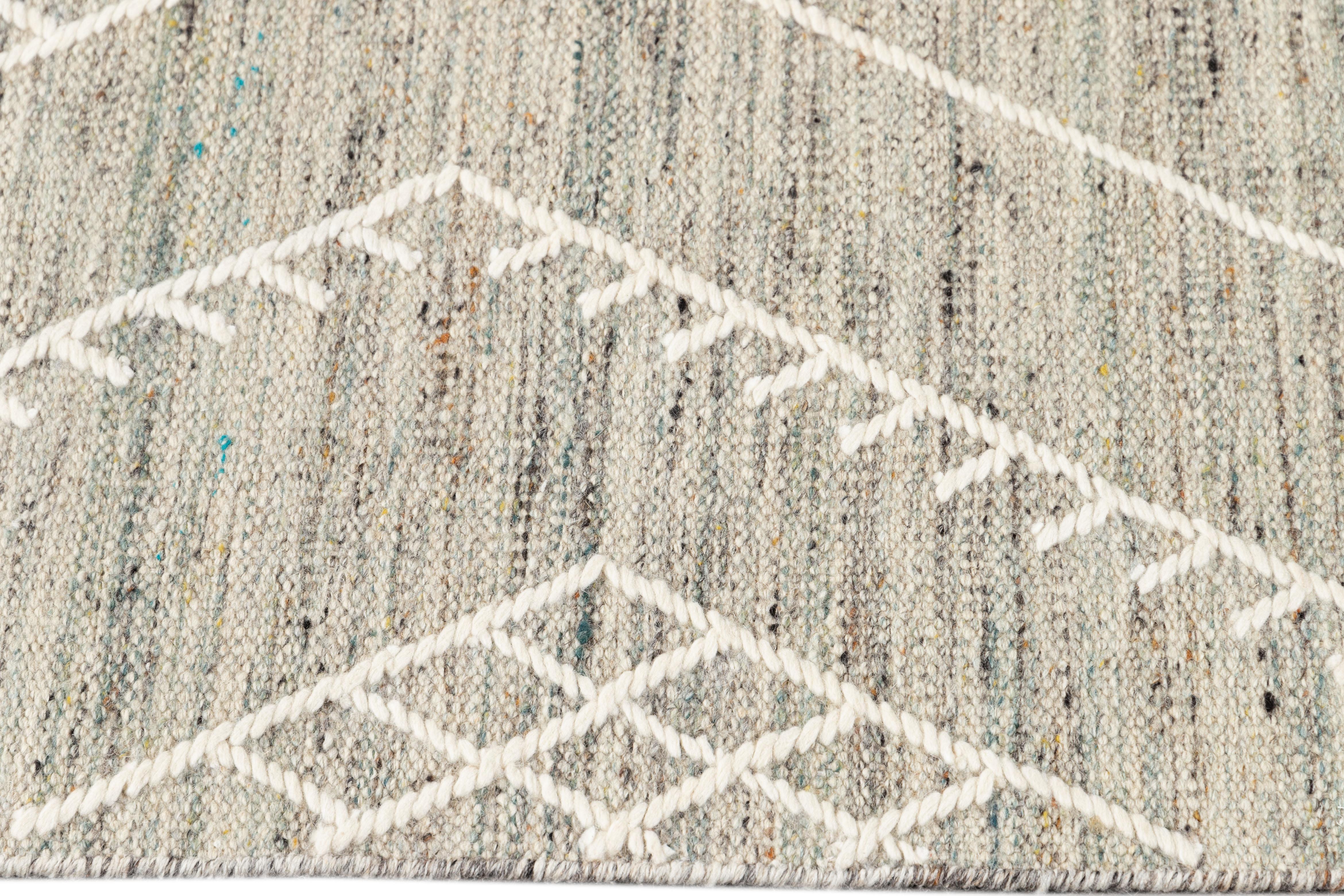 Apadana's Nantucket Collection Flachgewebter Wollteppich aus Kelim in Beige mit Untersetzermuster (21. Jahrhundert und zeitgenössisch) im Angebot