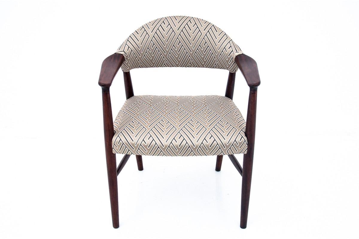 Dänischer Sessel aus den 1960er Jahren. Die Möbel sind nach einer professionellen Renovierung in einem sehr guten Zustand. Der Sitz und die Rückenlehne sind mit einem neuen Stoff bezogen.

Abmessungen: Höhe 77 cm / Höhe des Sitzes. 44 cm / Breite