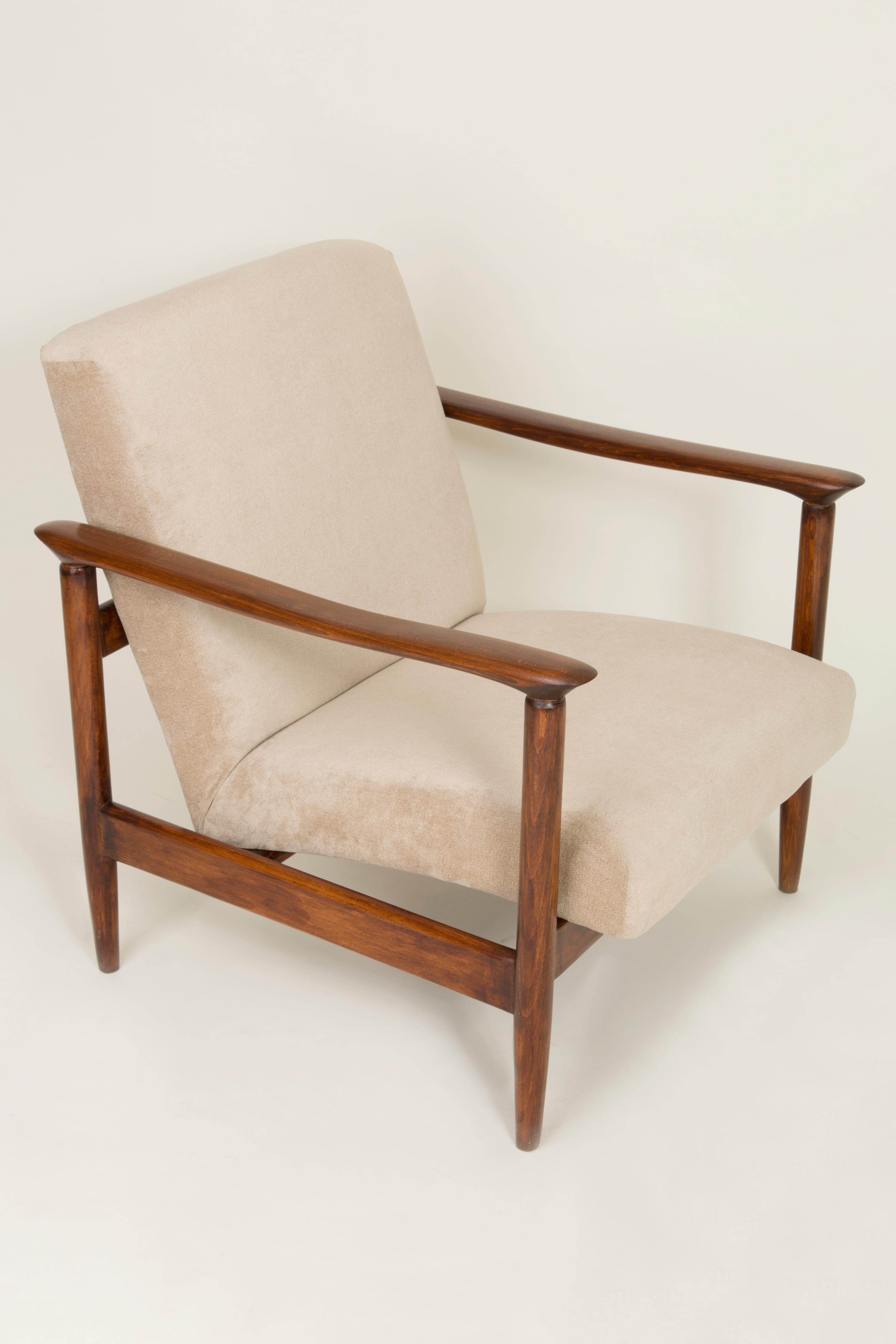 Precioso sillón tipo GFM-142, diseñado por Edmund Homa. El sillón se fabricó en los años sesenta en la fábrica de muebles Gosciecinska. Está hecho de madera de haya maciza. El sillón GFM-142 está considerado uno de los mejores diseños de sillones