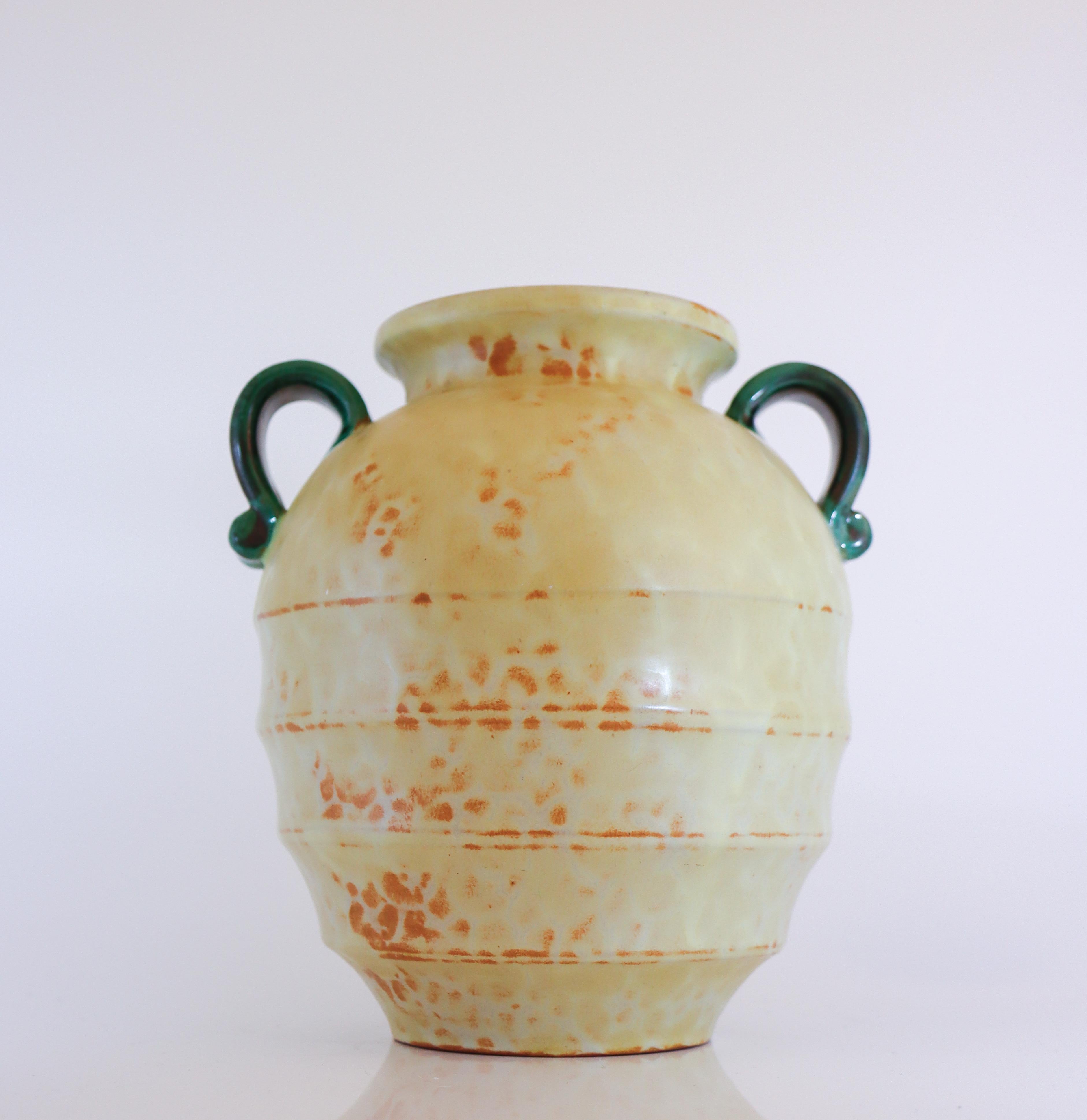 Scandinave moderne Vase Art déco beige, Upsala Ekeby Ostergren, Suède, années 1930, style urne romaine en vente