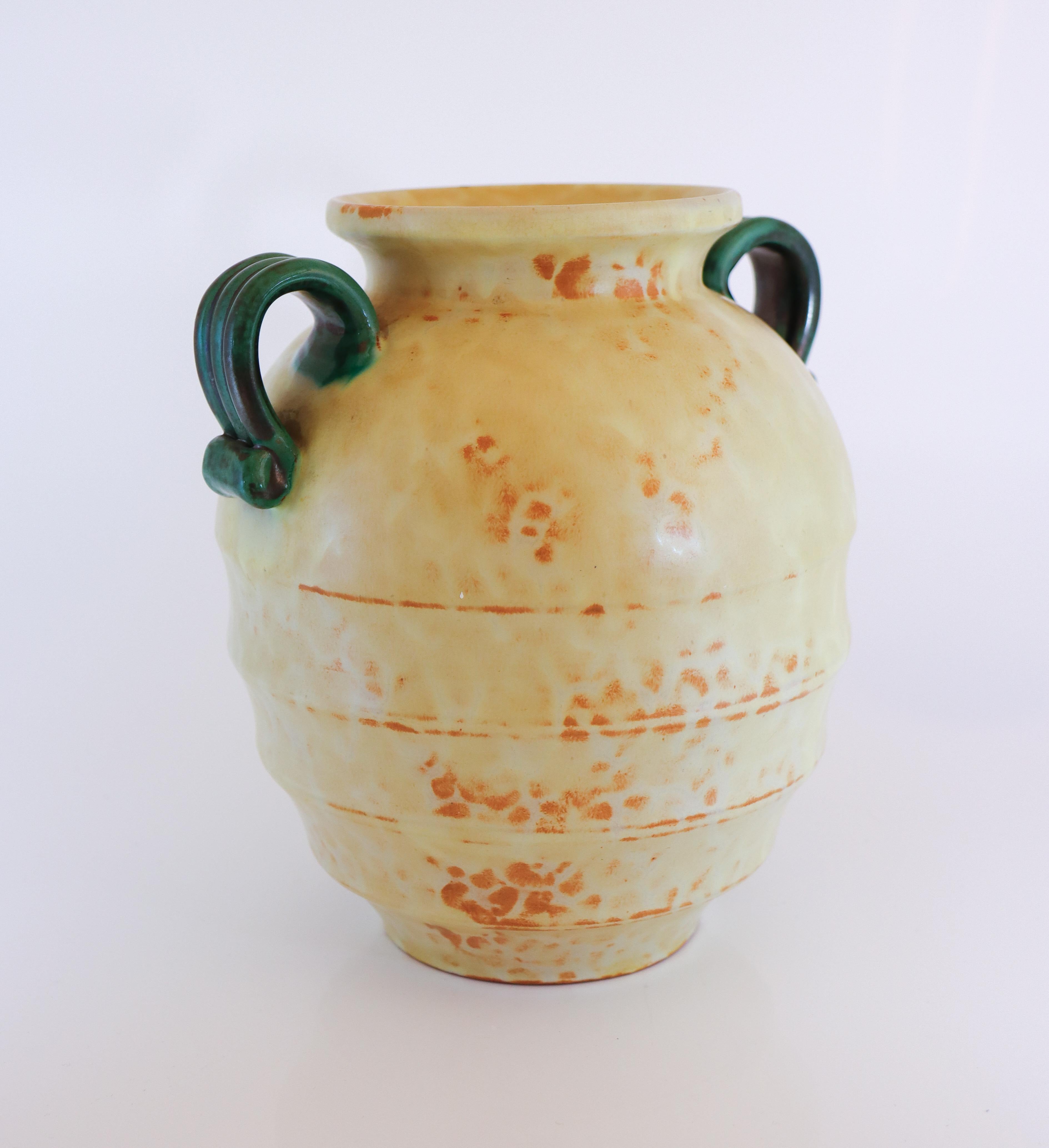 Suédois Vase Art déco beige, Upsala Ekeby Ostergren, Suède, années 1930, style urne romaine en vente