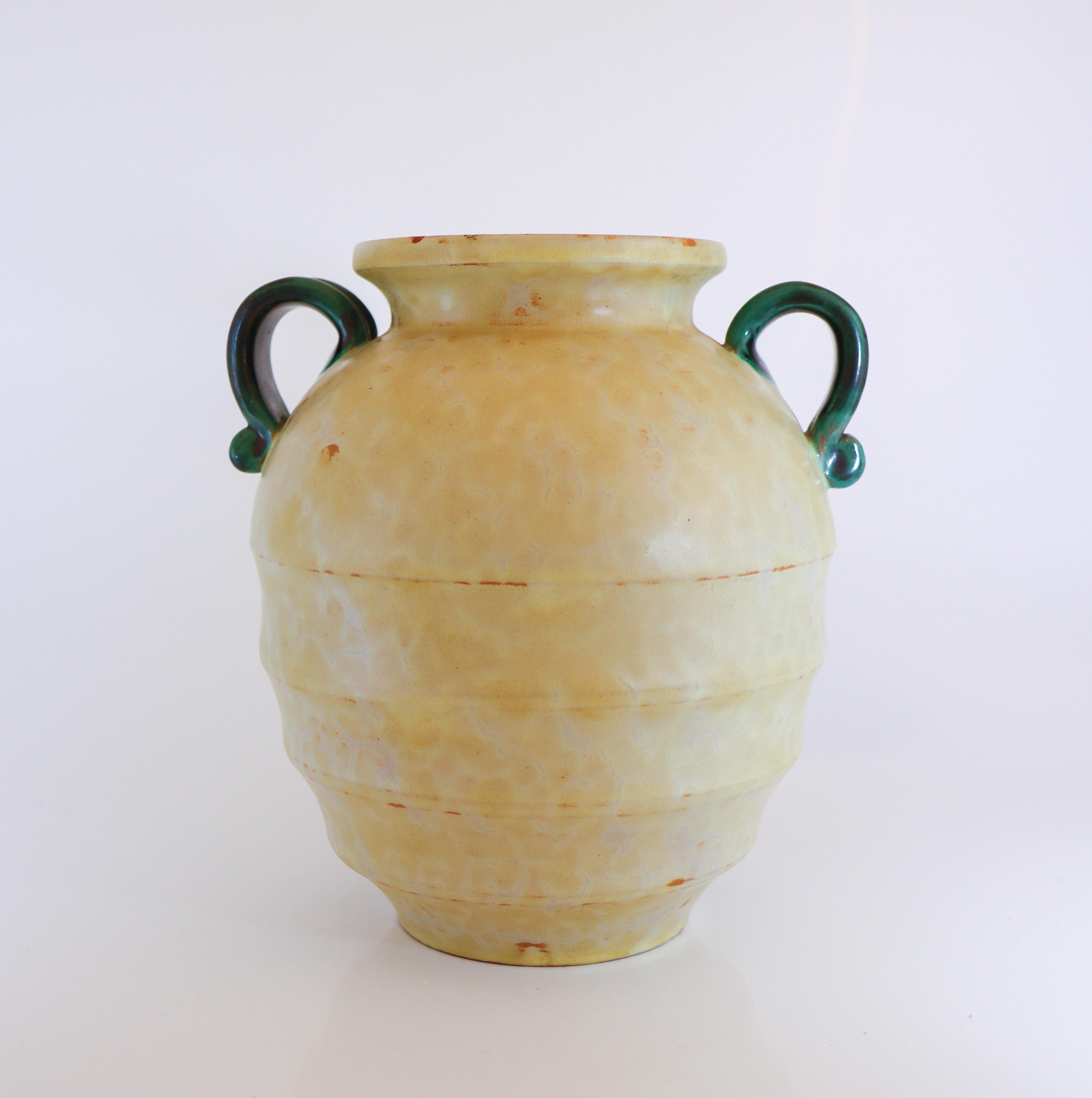 Vase Art déco beige, Upsala Ekeby Ostergren, Suède, années 1930, style urne romaine Bon état - En vente à Stockholm, SE