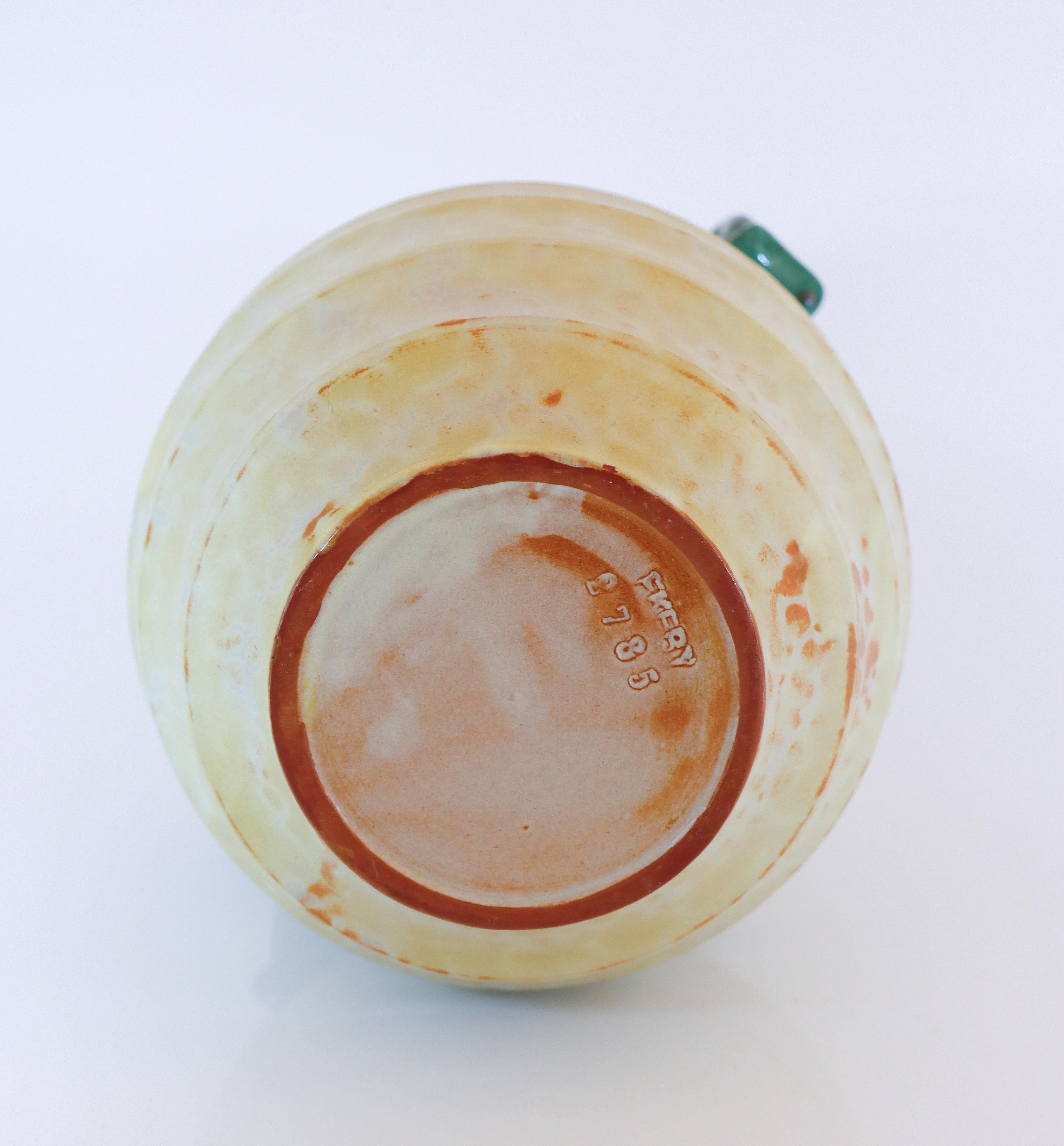Milieu du XXe siècle Vase Art déco beige, Upsala Ekeby Ostergren, Suède, années 1930, style urne romaine en vente