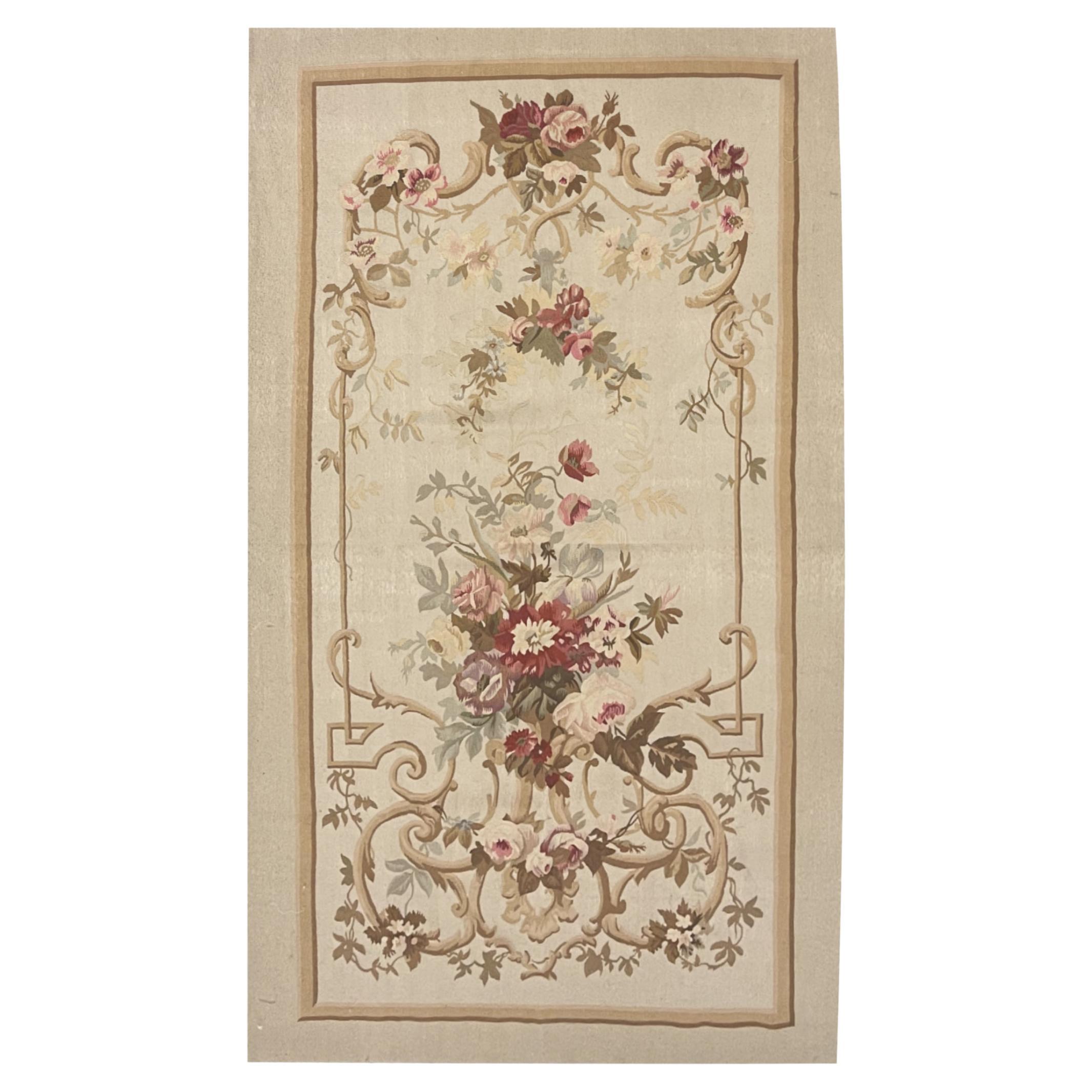 Tapis traditionnel beige d'Aubusson tissé à la main en laine à motifs floraux 