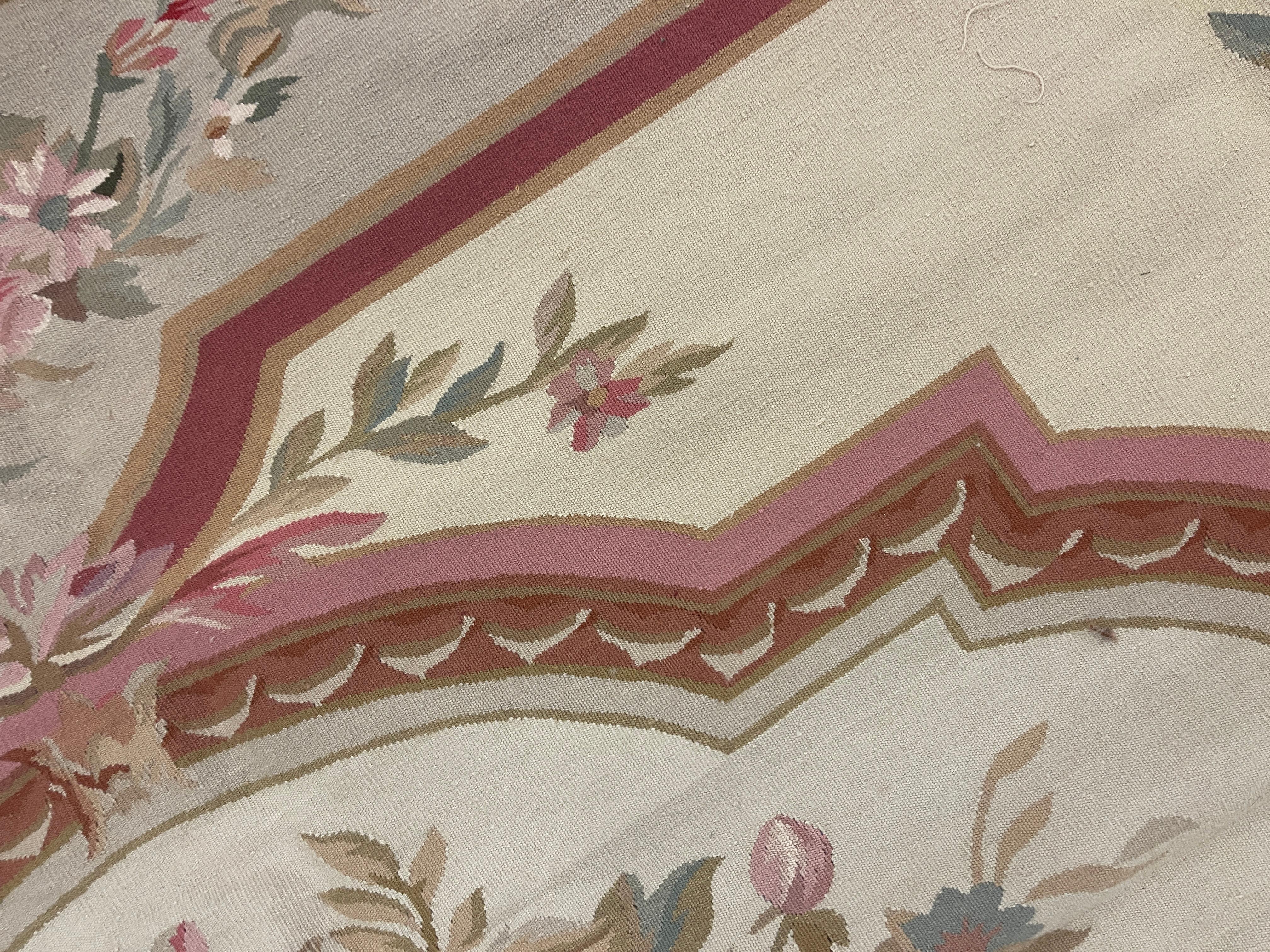Beigefarbener Aubusson-Teppich Botanical Teppich aus handgewebter Wolle mit Blumenstickerei und Nadelspitze  (Ende des 20. Jahrhunderts) im Angebot