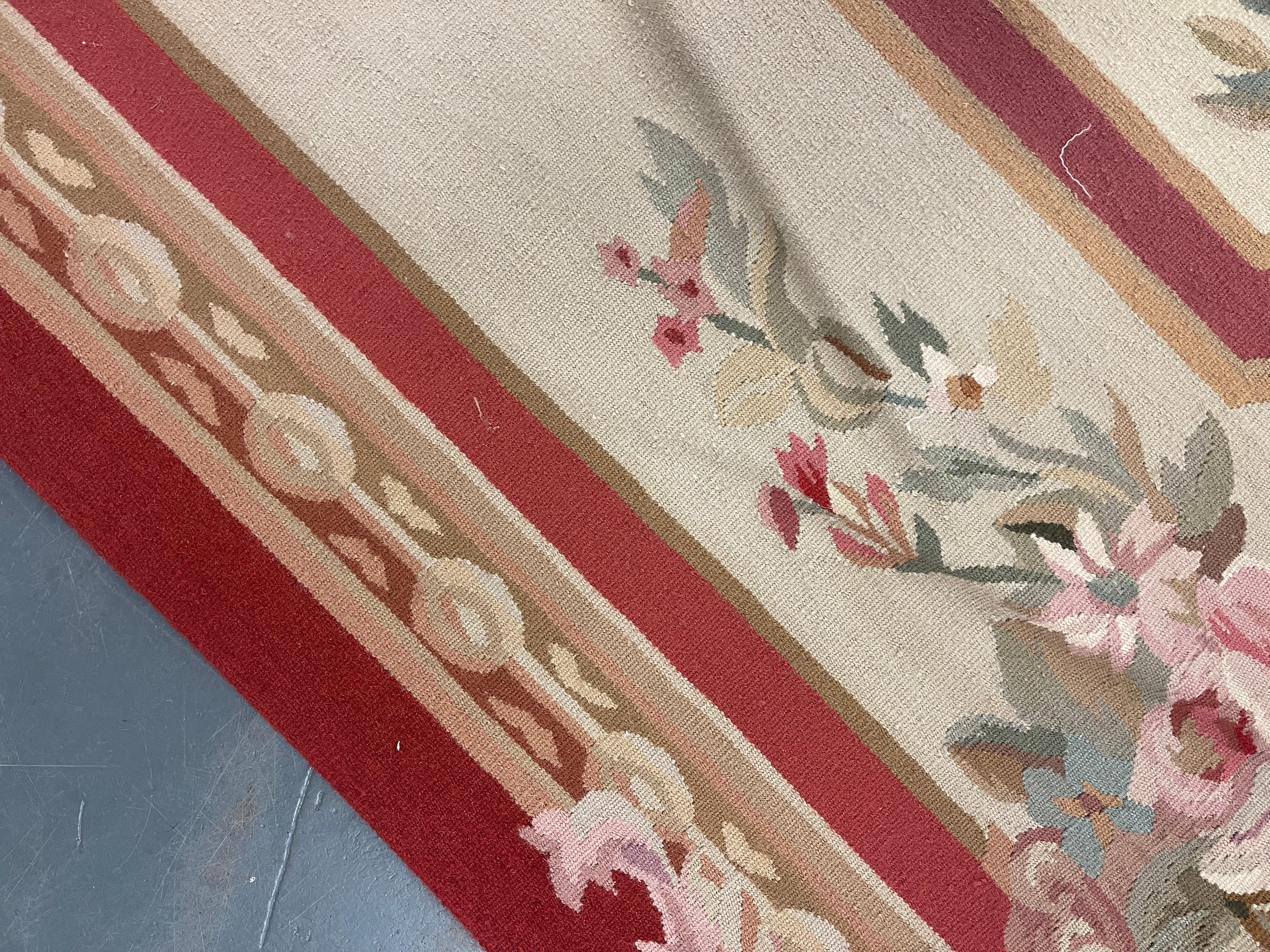 Beigefarbener Aubusson-Teppich Botanical Teppich aus handgewebter Wolle mit Blumenstickerei und Nadelspitze  (Organisches Material) im Angebot