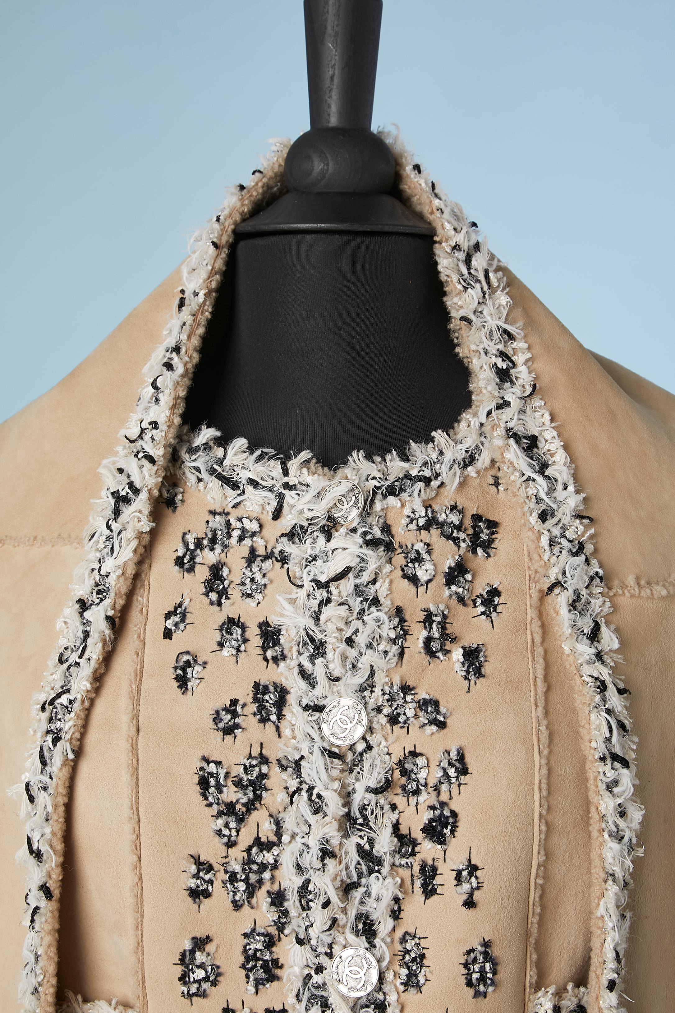 Beige baby-lamb shearling jacket and scarf with tweed and beads embroideries.
Branded button. 
Scarf dimension : 140 cm X 30 cm 