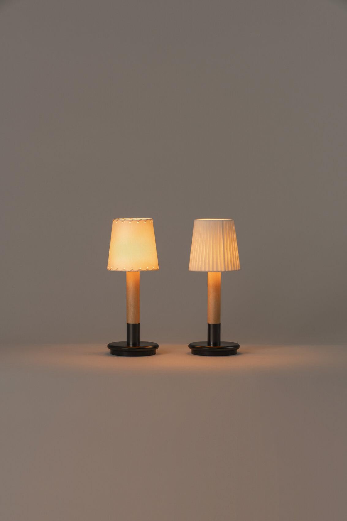 Beige Básica Mínima Batería Table Lamp by Santiago Roqueta, Santa & Cole For Sale 1