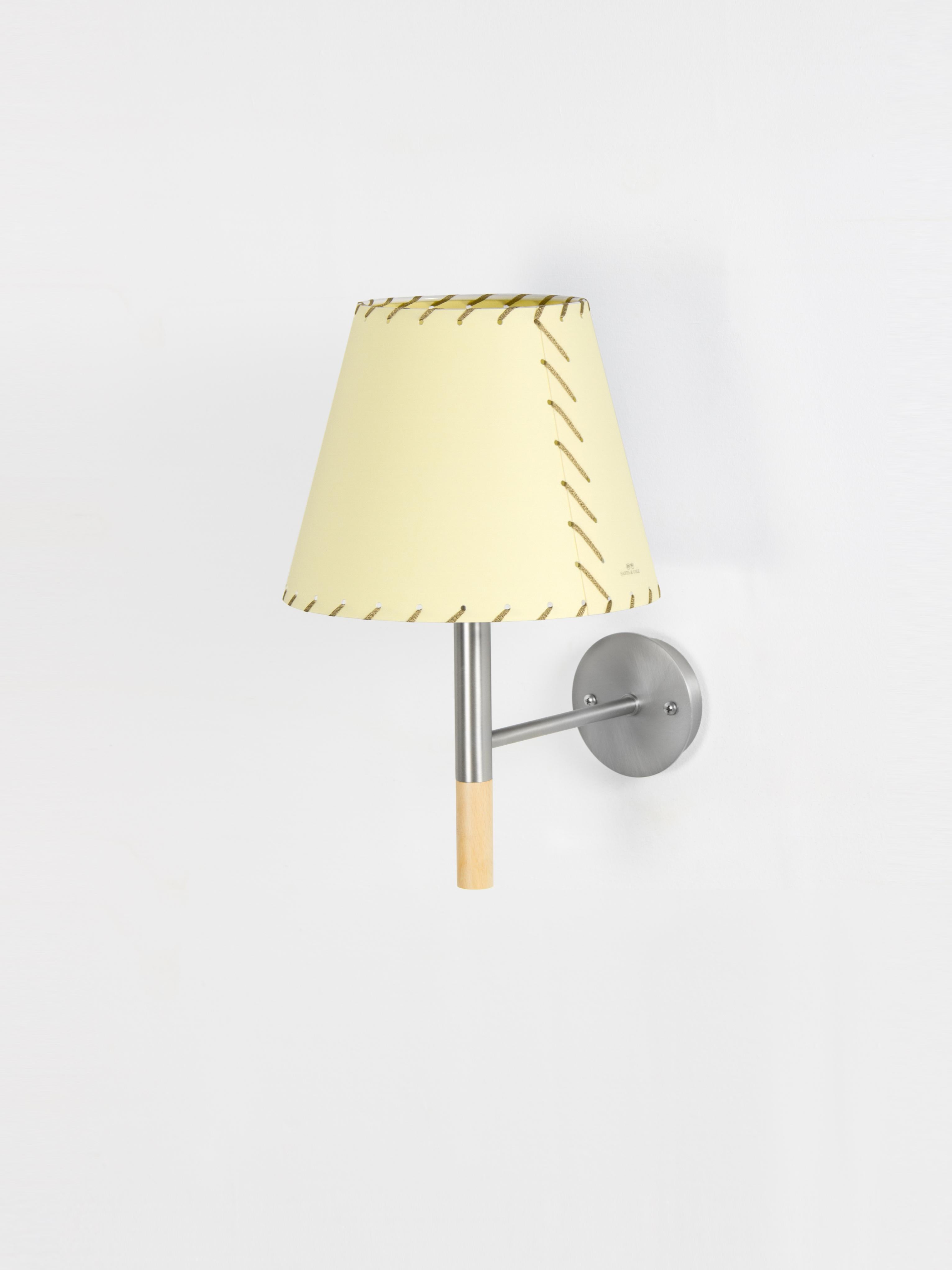 Beige BC2 wall lamp by Santa & Cole
Dimensions: D 20 x W 26 x H 33 cm
Materials: Metal, beech wood, stitched parchment.

The BC1, BC2 and BC3 wall lamps are the epitome of sturdy construction, aesthetic sobriety and functional quality. Their