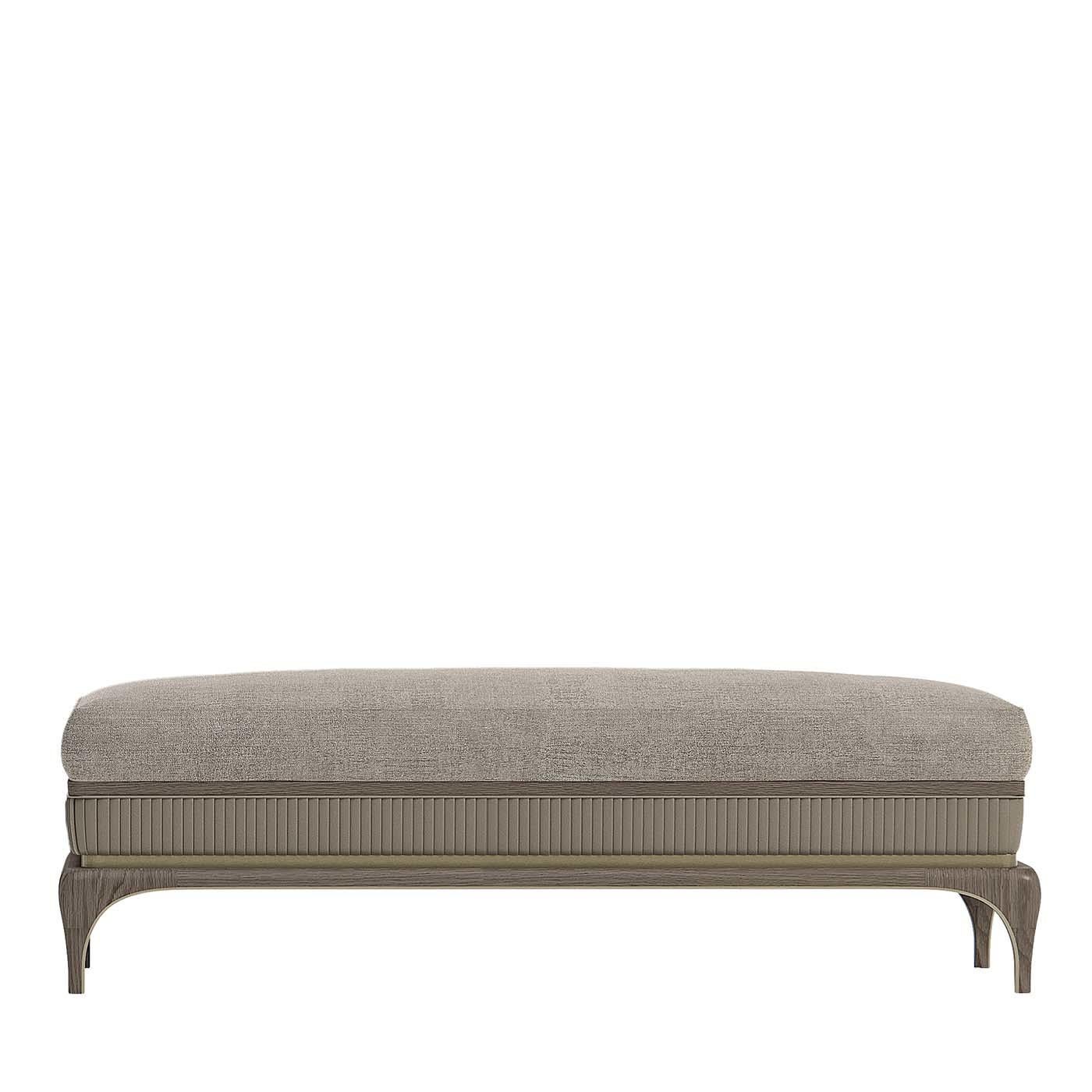 The elegance of its simplicity makes this bench a one-of-a-kind piece that will perfectly suit any modern or classic decor, infusing it with subtle sophistication. The plywood structure features a base of solid ash wood enriched with burnished brass