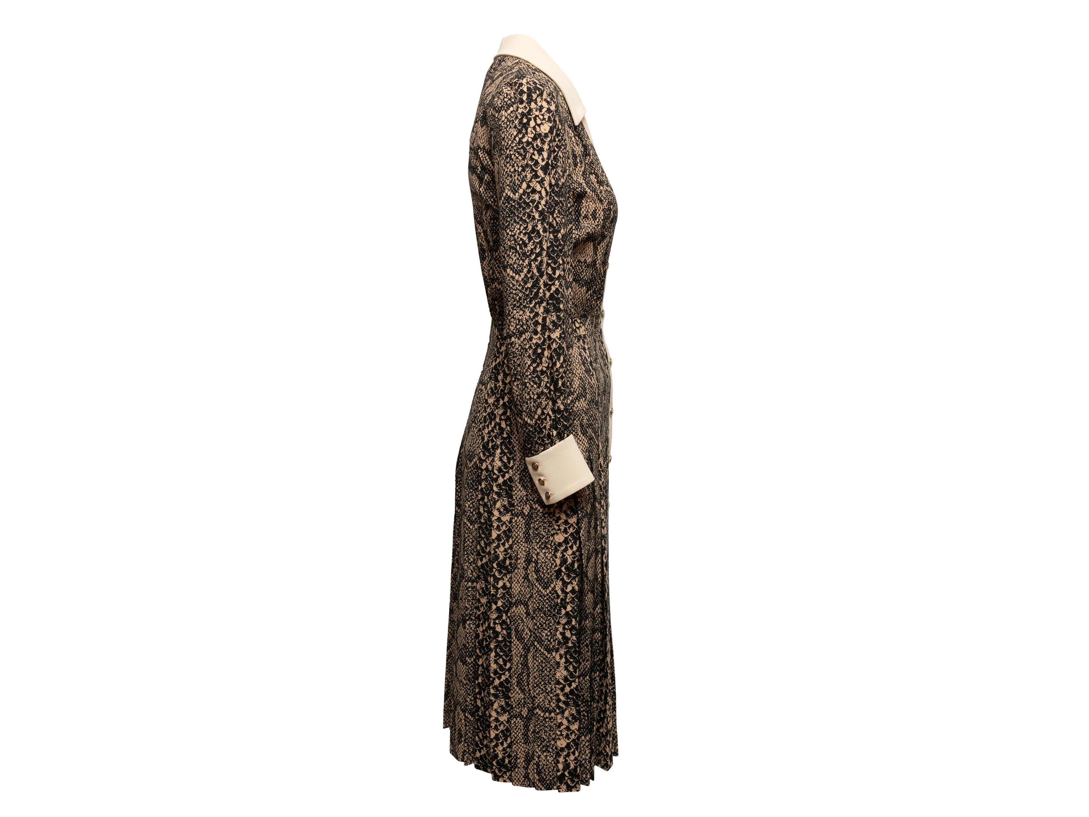 Vestido de manga larga con estampado de piel de serpiente beige y negro de Celine. De la Colección Otoño/Invierno 2020. Cuello en punta. Cuello en V. Cierre de botones en el centro delantero. 30