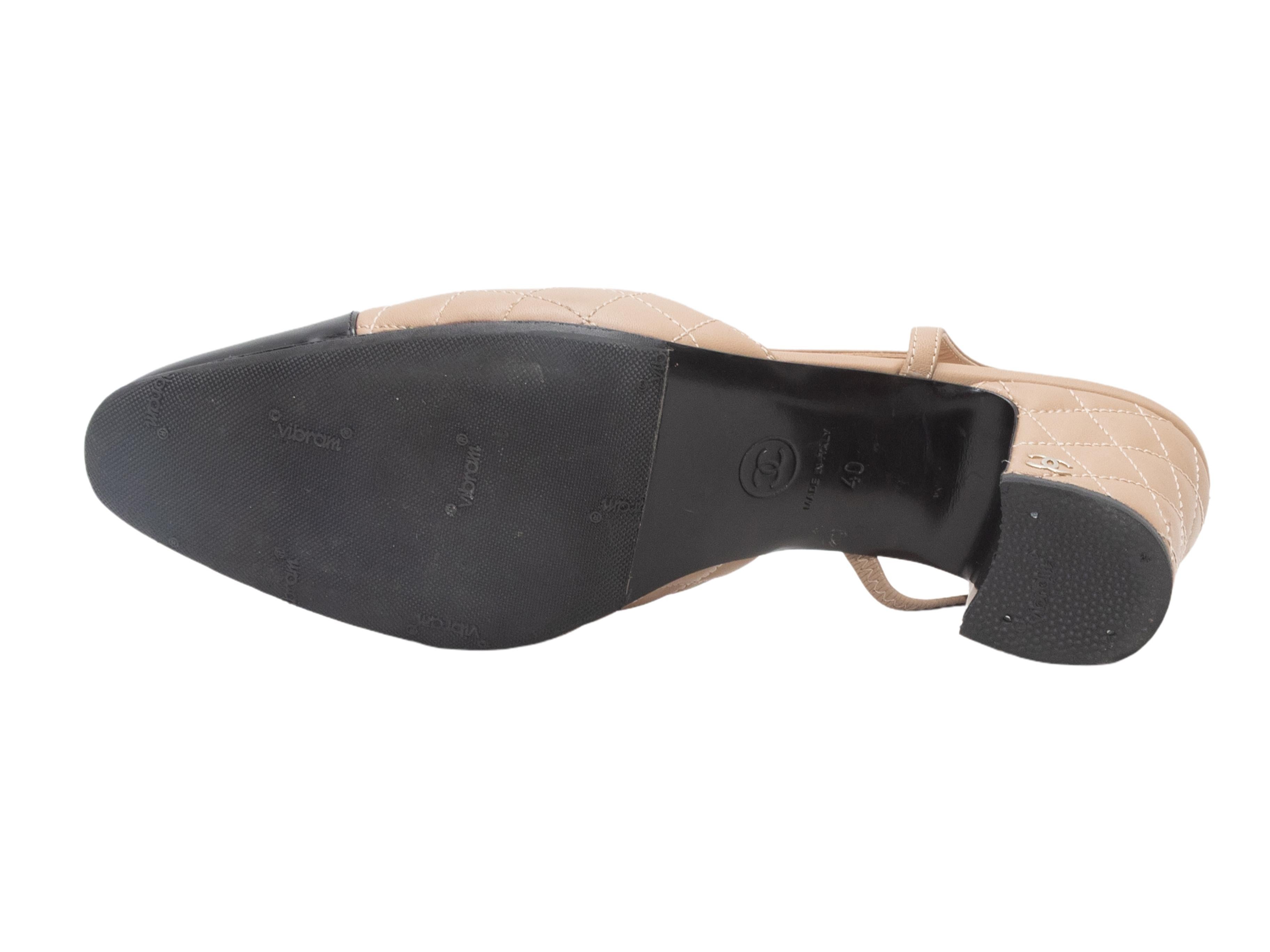 Talons aiguilles Chanel beige et noir Taille 40 Pour femmes en vente