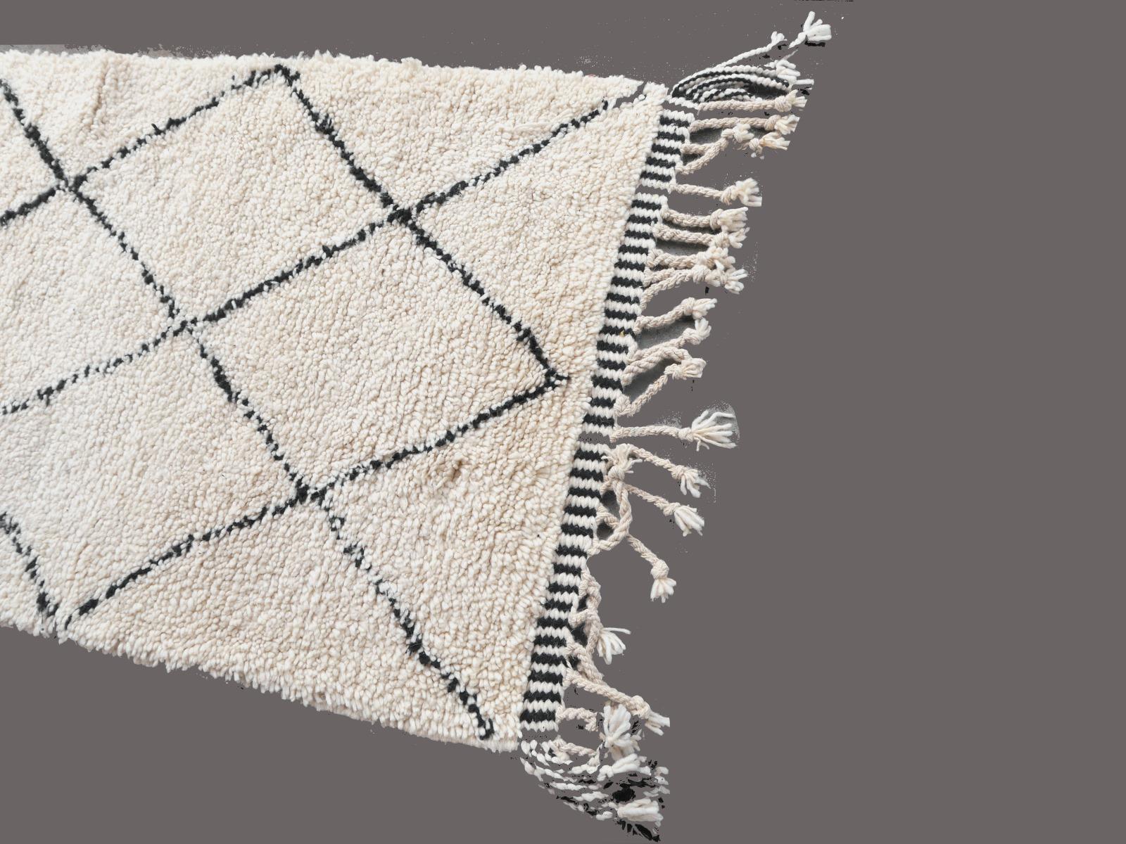 XXIe siècle et contemporain Tapis de couloir marocain Beni Ourain beige et noir, motif tribal nord-africain en vente