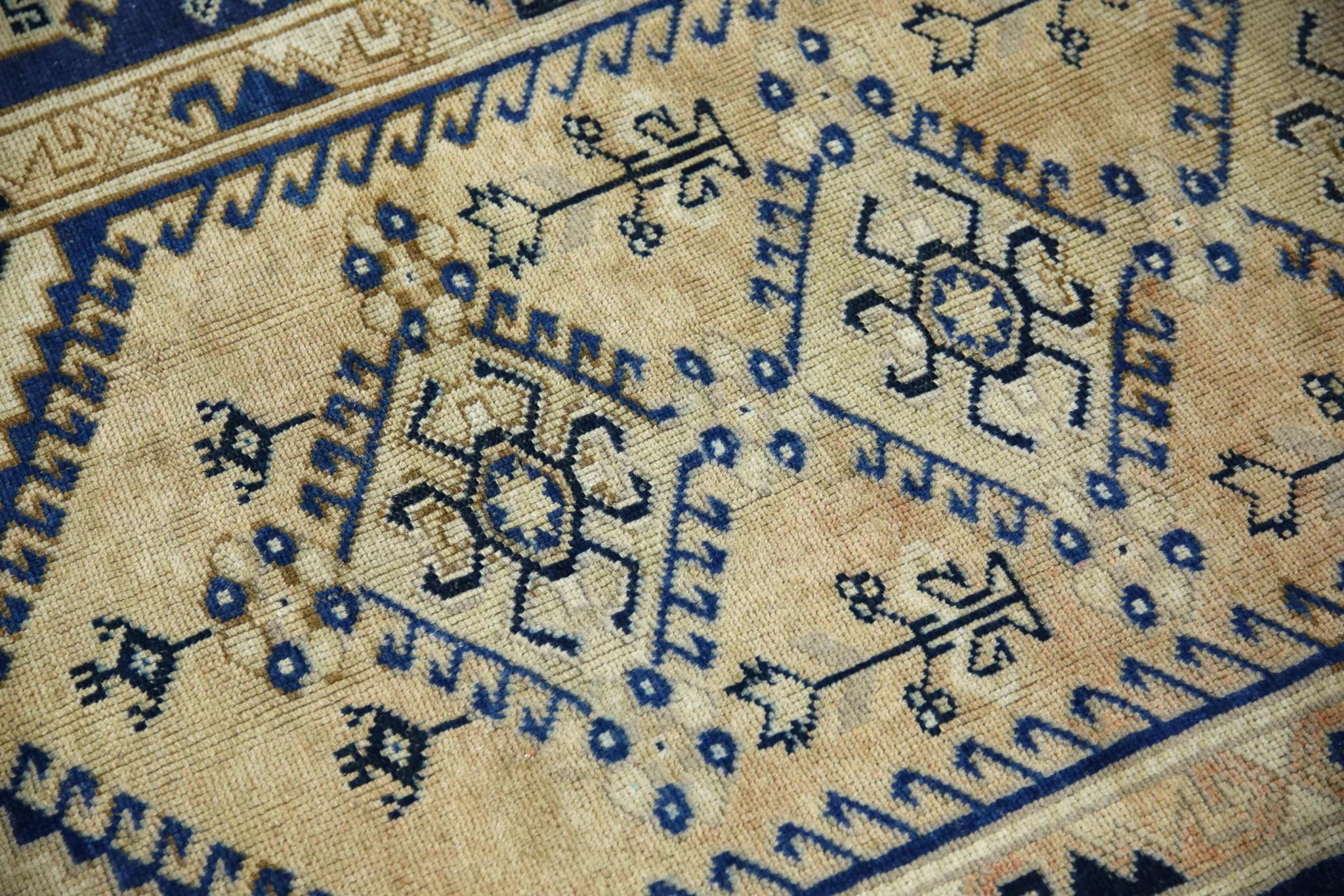 Vintage By est un tapis vintage en laine nouée à la main, fabriqué avec soin par des artisans qualifiés selon des techniques traditionnelles transmises de génération en génération. Ce tapis exquis s'enorgueillit d'une étonnante gamme de teintures