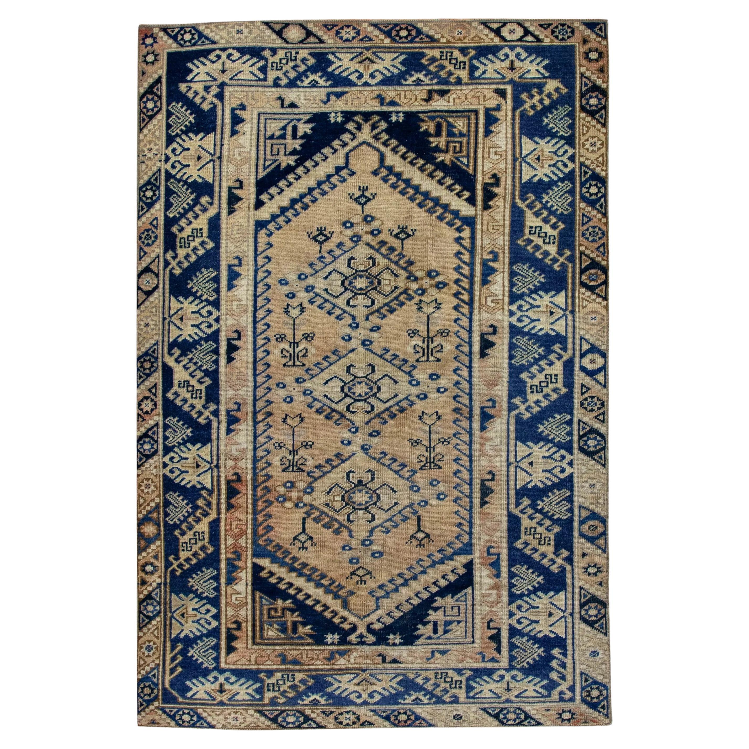 Tapis turc vintage beige et bleu 3'11" x 6' en vente