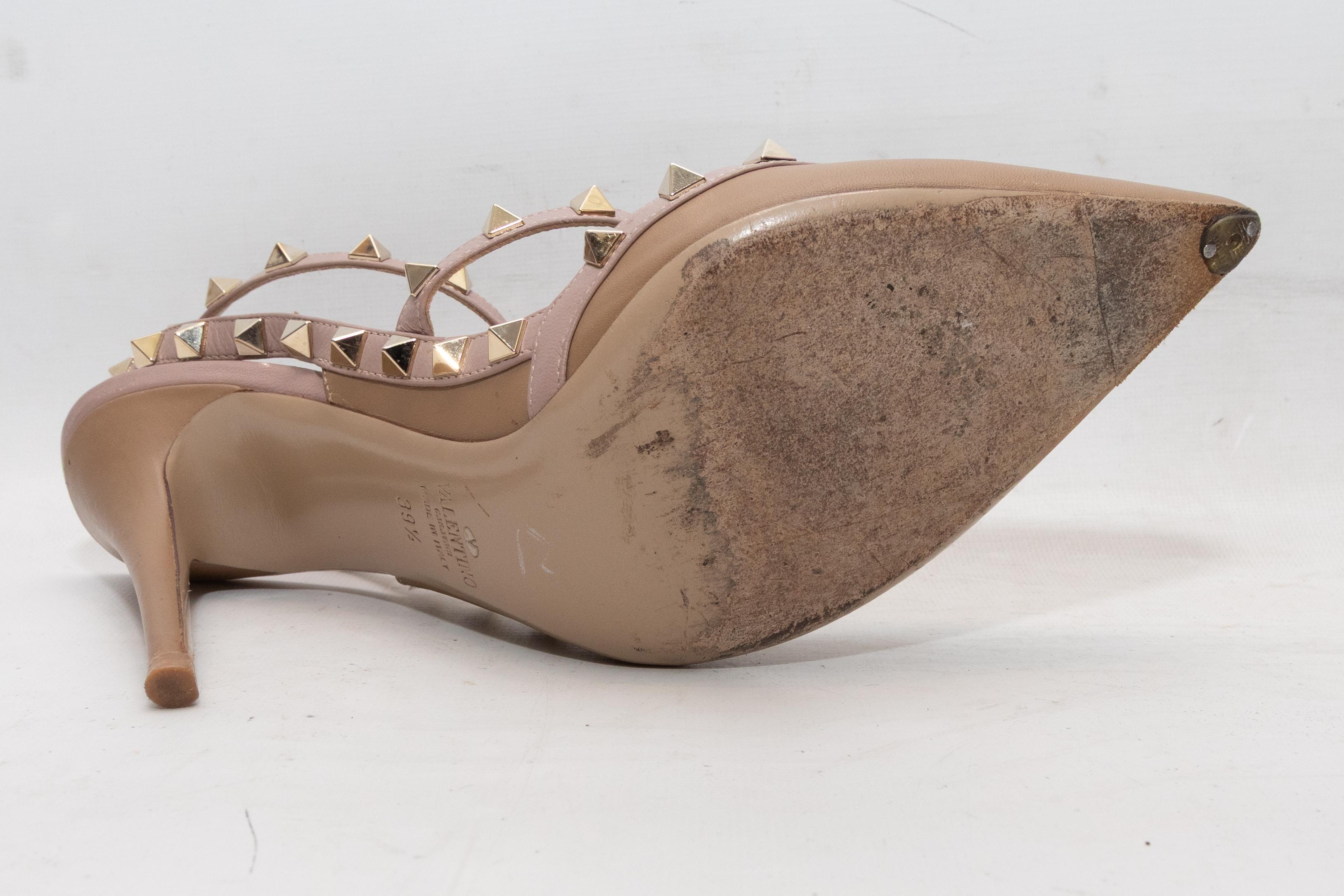 Zapatos de tacón Rockstud en punta de piel beige y rubor de Valentino. Herrajes dorados. Cierres de hebilla en las correas del tobillo. Tacón de 4.25 cm de altura.